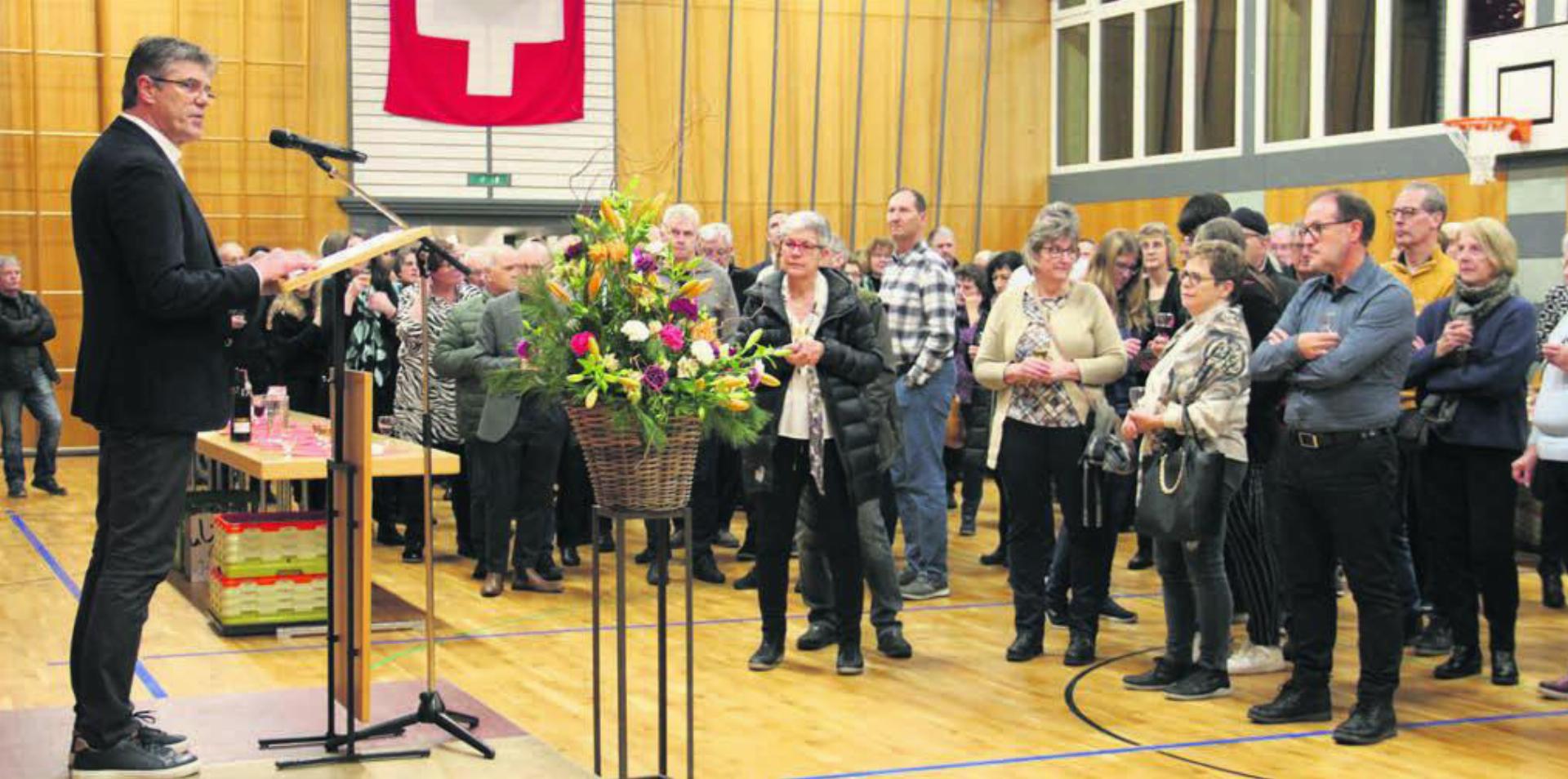 Gemeindeammann Ueli Lütolf hielt eine Kurzansprache vor grossem Publikum. Bild: mo