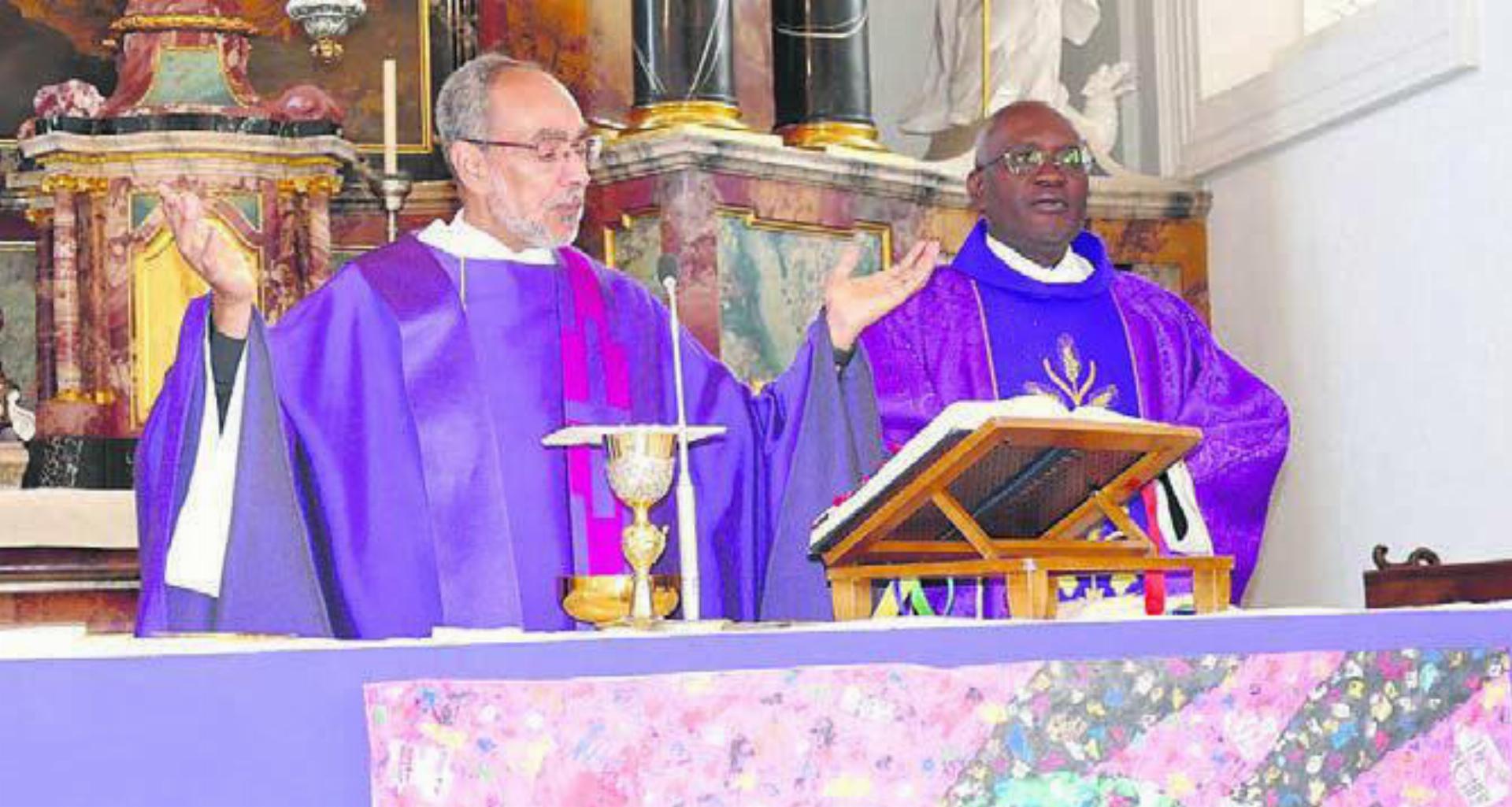 Professor Kamil Samaan (links) wurde von Sarmenstorfs Pfarrer Ambrose Olowo am Altar in der Pfarrkirche Sarmenstorf empfangen. Bild: tre