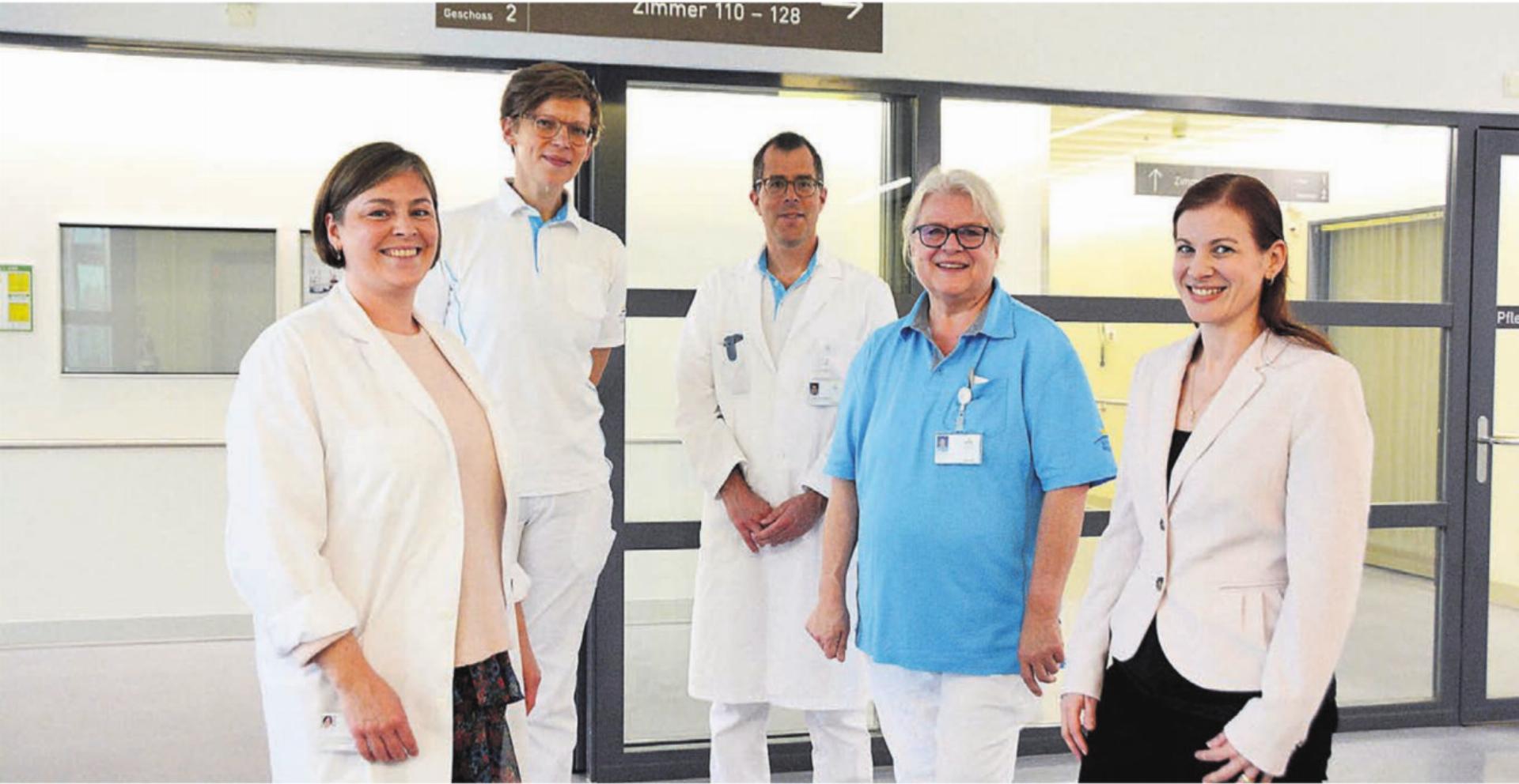 Die Freude über die neue geriatrische Akutrehabilitation ist gross, von links: Katharina Mayer und Katharina Geiling (Leitende Ärztinnen Geriatrie), Chris Heimgartner (Chefarzt Medizin) Madeleine Kiefer (Stationsleiterin Pflege) und Daniela Ayoub (Leiterin Pflegedienst). Bilder: Annemarie Keusch - Das Bild wird blockiert. – Möglicherweise durch einen aktiven Adblocker.