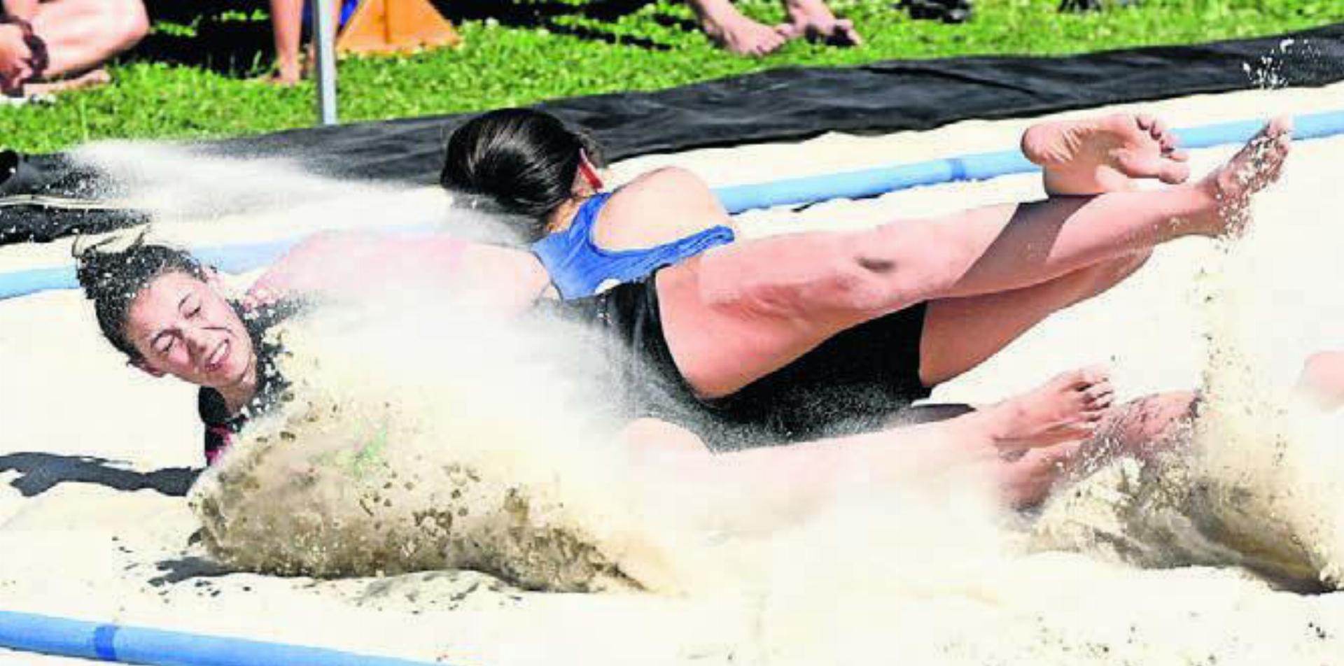 Voller Einsatz im Sand des Schüwo-Parks in Wohlen. Bild: awa