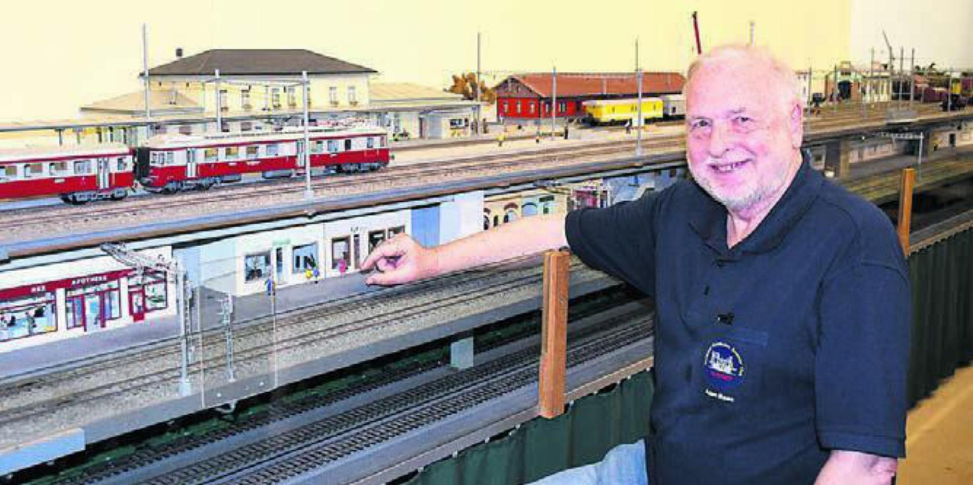 Präsident Alan Rees zeigt stolz den Bahnhof Wohlen in seinem Zustand vor dem grossen Umbau im Jahr 1983. Bild: dm