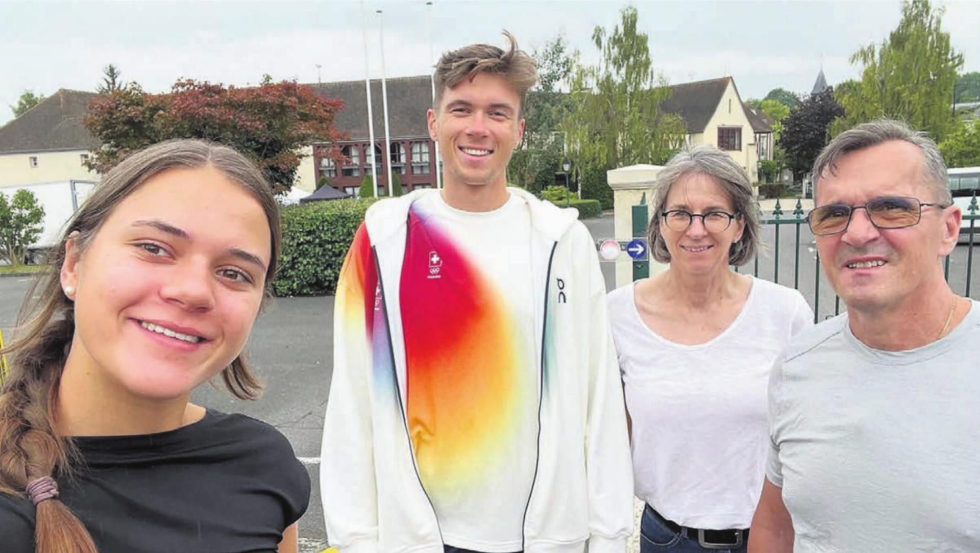 Die Familie Roth konnten den Olympioniken nach dem Rennen kurz treffen. Von links: Schwester Tessa, Tim, Mutter Ingrid und Vater Tomas. Bilder: zg