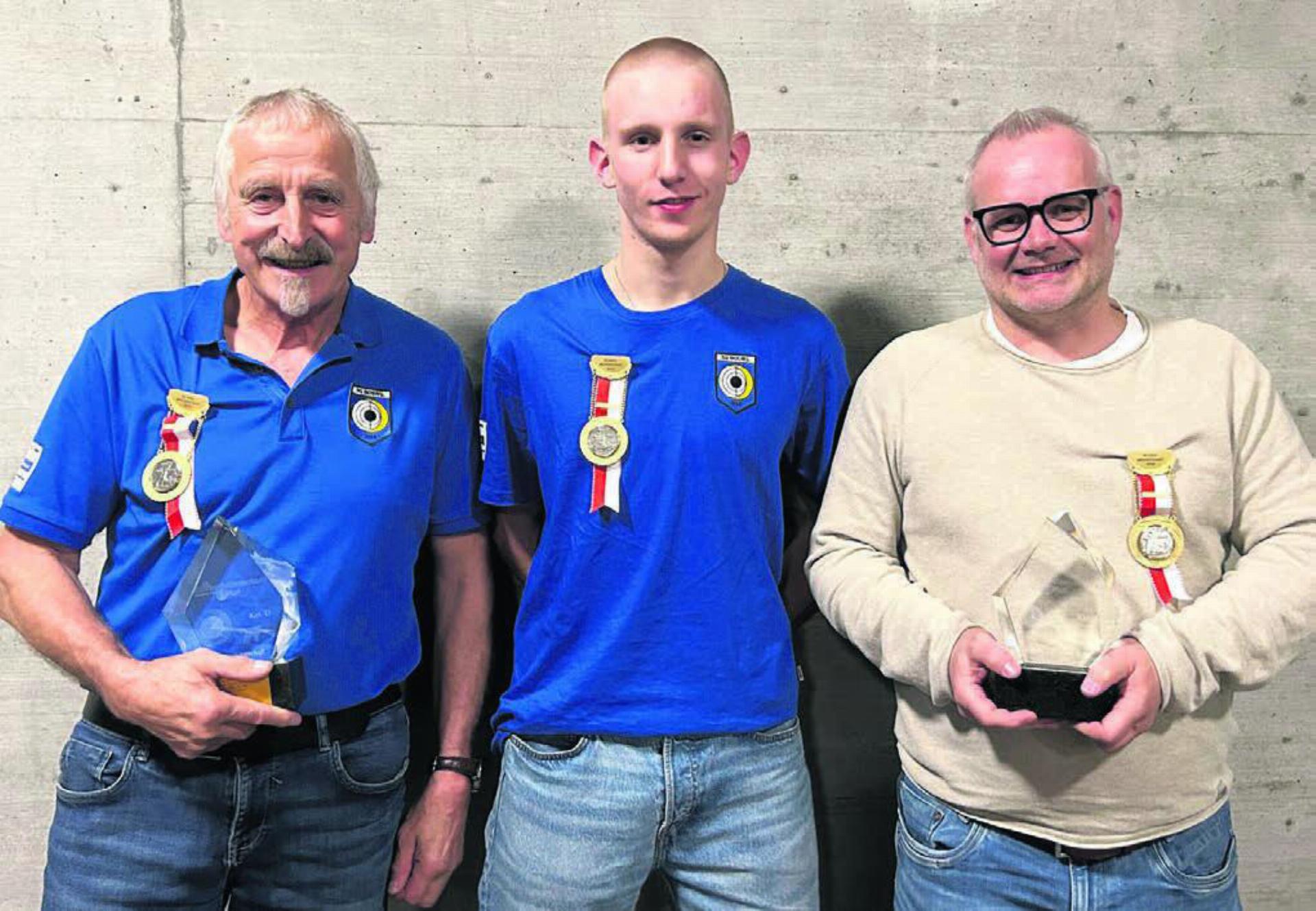 Drei der vier Sieger, von links: Willy Keusch, Boswil, D; Iven Kessler, Boswil, Jungschützen; Jürg Luginbühl, Bettwil, A. Es fehlt: Janick Marti, Buttwil-Geltwil, E. Bild: zg