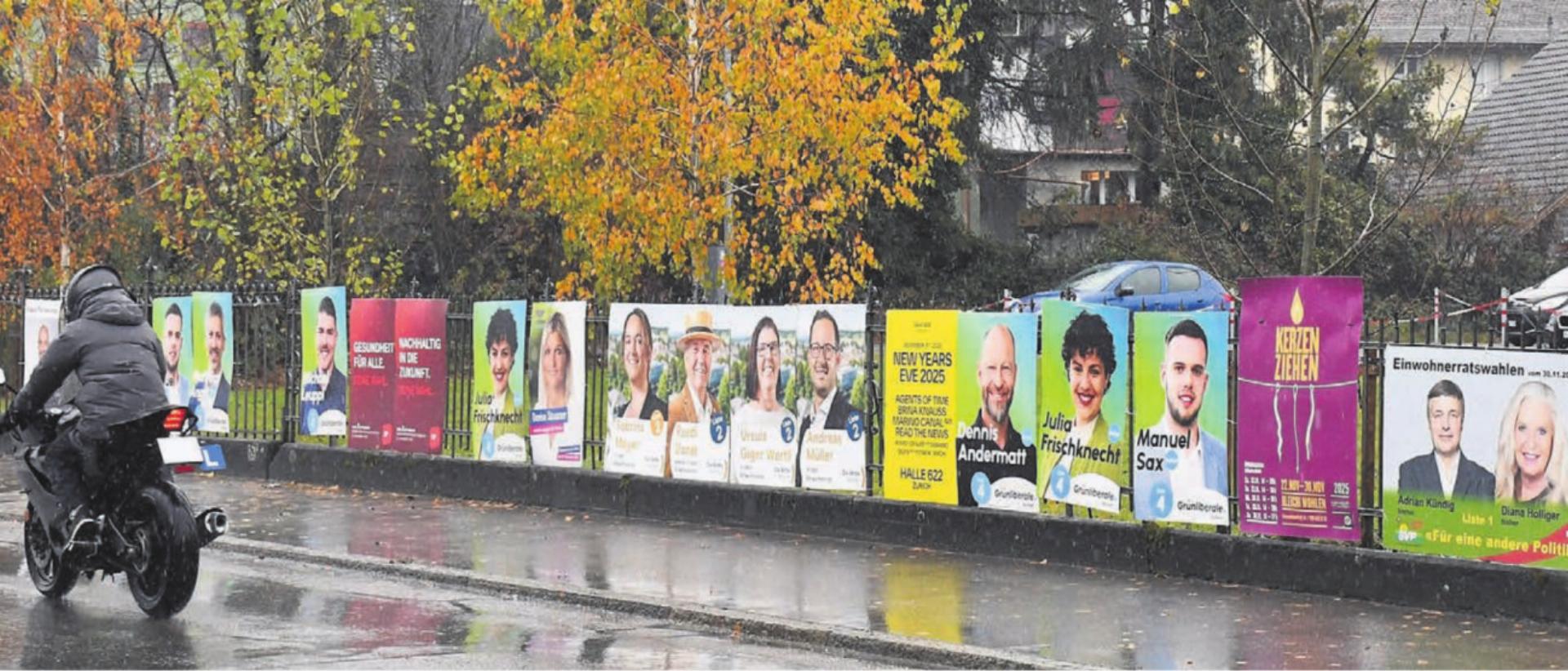 Schön aufgereiht: 107 Kandidierende wollen in den 40-köpfigen Einwohnerrat einziehen. Nach dem Wahlsonntag werden die Plakate wieder weggeräumt. Bild: Daniel Marti - Das Bild wird blockiert. – Möglicherweise durch einen aktiven Adblocker.
