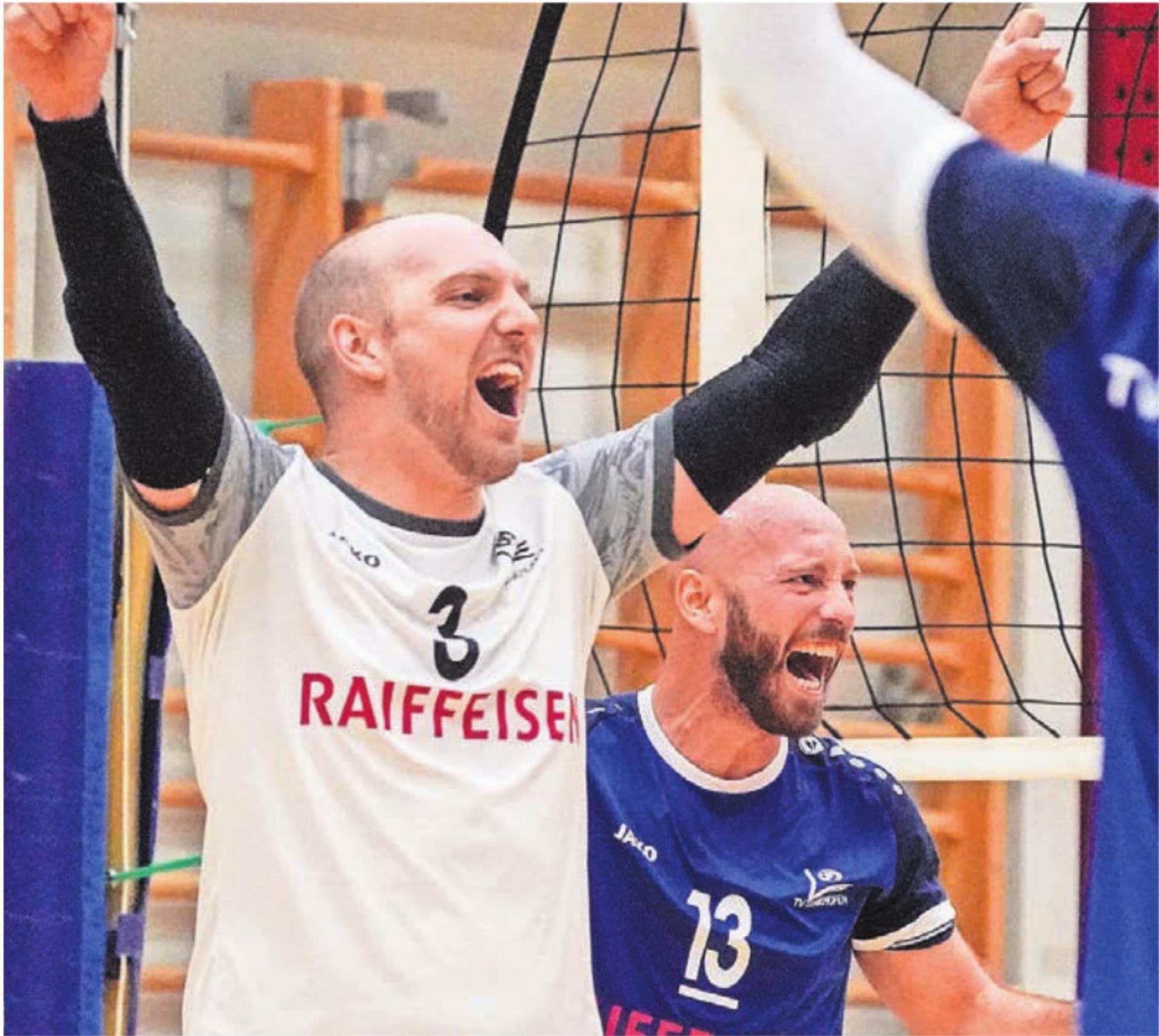 Die Männer bejubeln den zweiten Sieg im zweiten Spiel. - Das Bild wird blockiert. – Möglicherweise durch einen aktiven Adblocker.