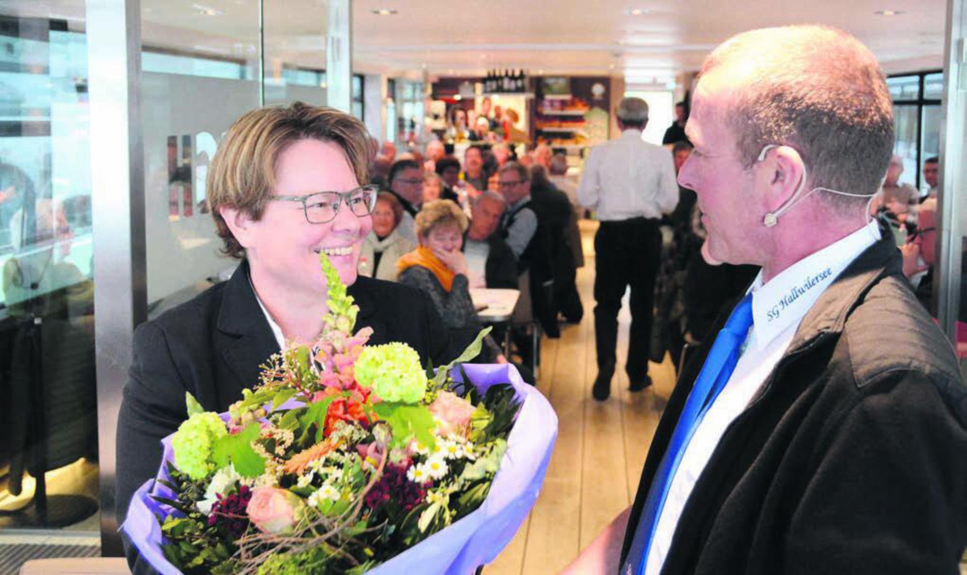 Verstärkung für den Verwaltungsrat: Thomas Lindenmann gratuliert Marianne Wildi zur Wahl und ist überzeugt, dass sie eine Verstärkung für die SGH ist. Bild: Chregi Hansen