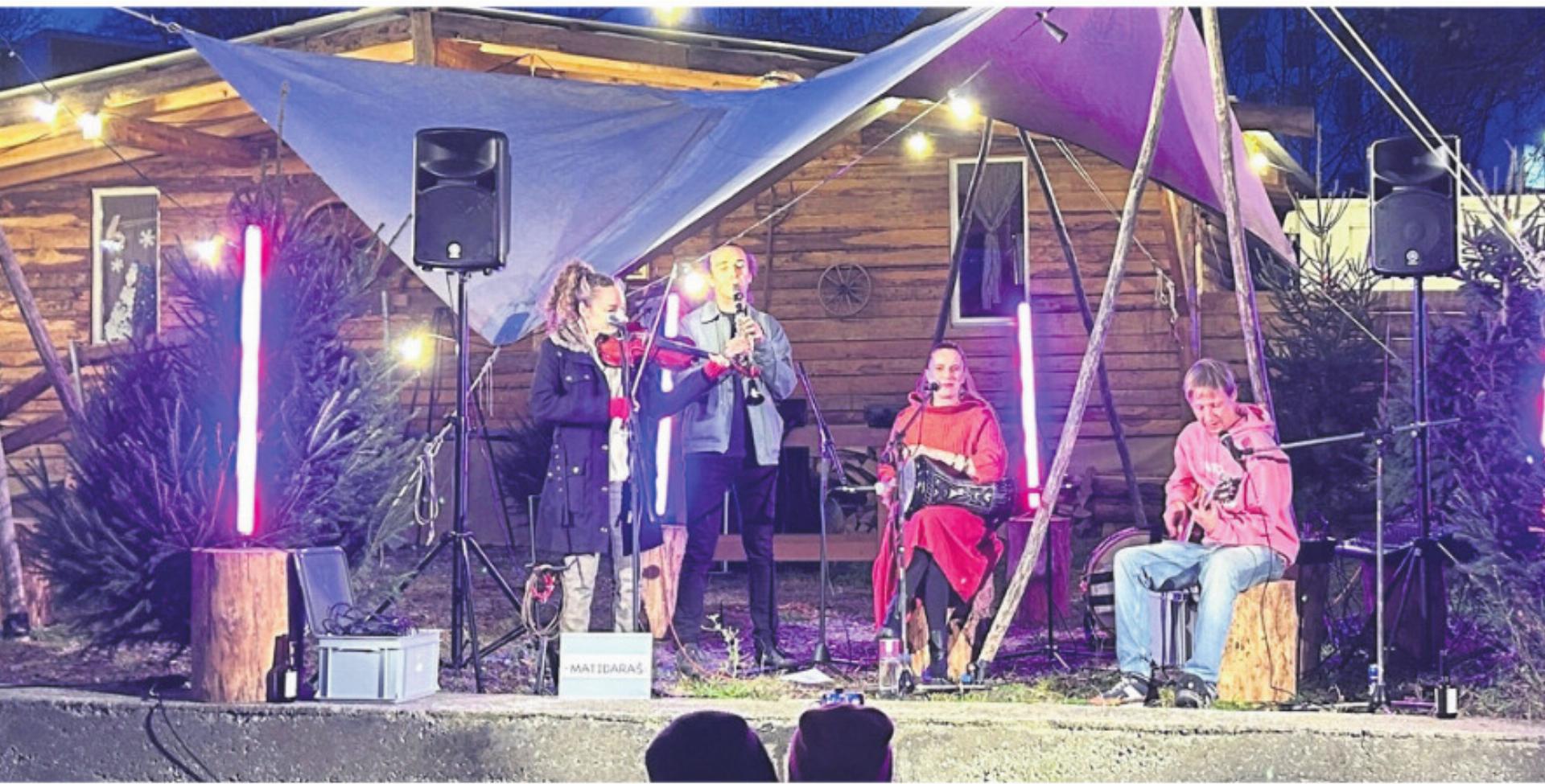 Die Balkan-Gipsy-Band Matidara spielte zum Auftakt auf dem Sternenplatz. Bild: ake - Das Bild wird blockiert. – Möglicherweise durch einen aktiven Adblocker.