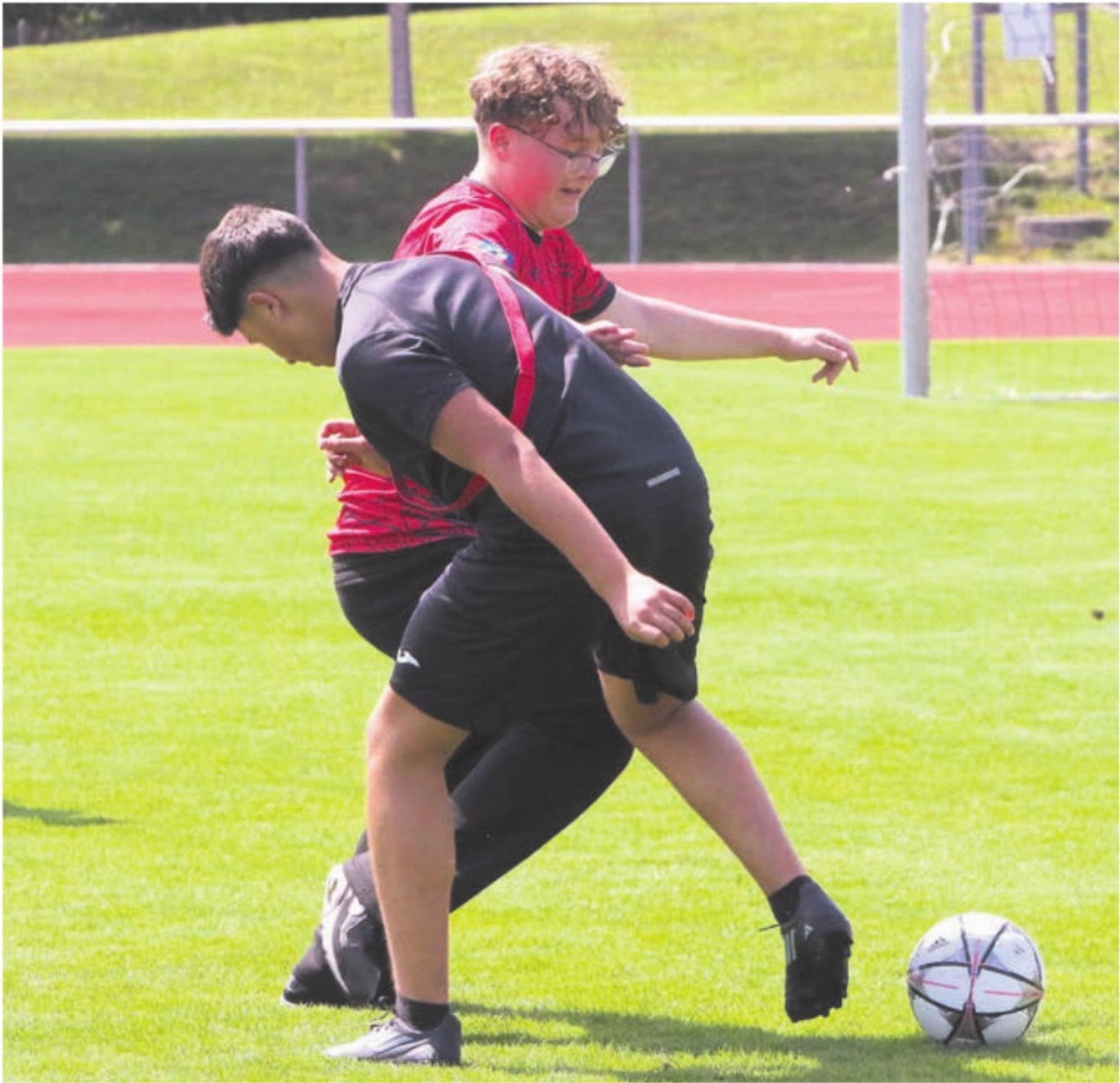 Zuerst Schiedsrichter, dann Spieler: Atlant Krasniqi (rotes Shirt). - Das Bild wird blockiert. – Möglicherweise durch einen aktiven Adblocker.