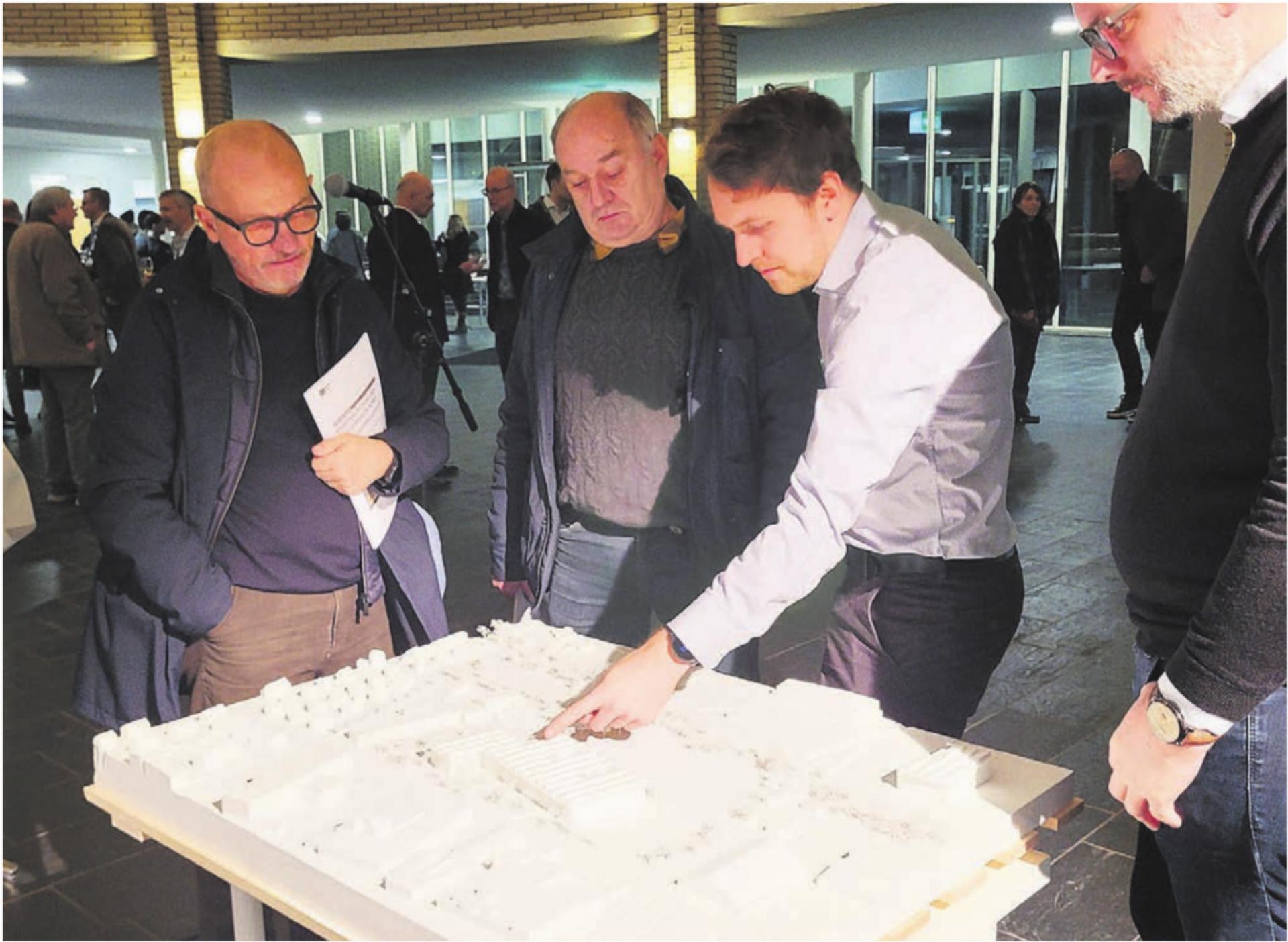 So soll die Kanti dereinst aussehen: Anhand des ausgestellten Modells liessen sich Anwohner von den Planern und Architekten über das Bauprojekt informieren. Bild: Chregi Hansen - Das Bild wird blockiert. – Möglicherweise durch einen aktiven Adblocker.