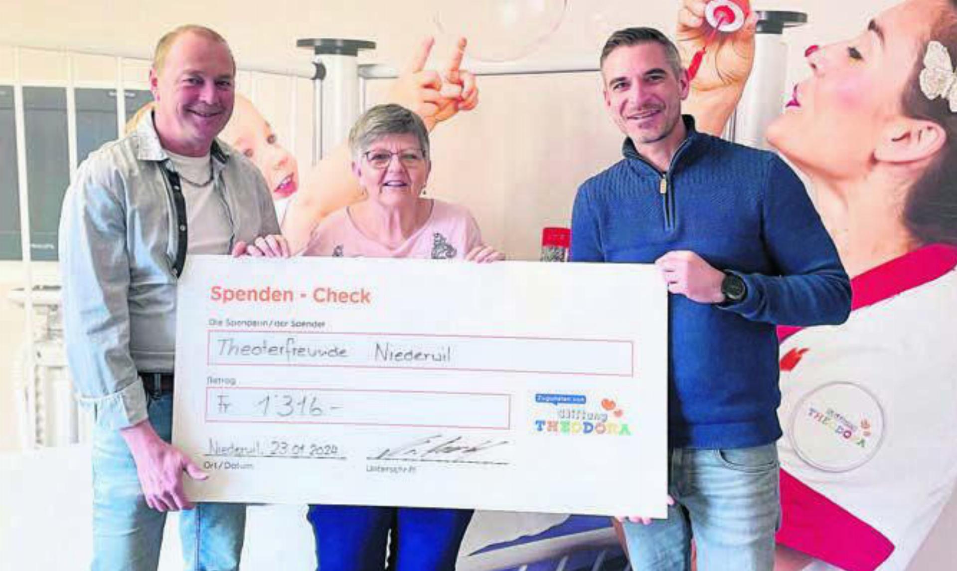 Übergabe an die Stiftung Theodora in Hunzenschwil (von links): Markus Humbel, Präsident Theaterfreunde, Jolanda Schmid, Aktuarin Theaterfreunde, und David Utz, Stiftung Theodora. Bild: zg