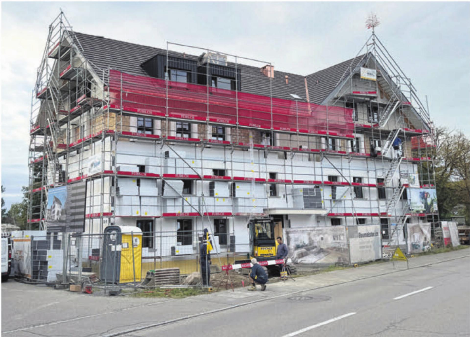 Wo einst das «Rössli» stand, entsteht aktuell ein Mehrfamilienhaus. Die Bauarbeiten laufen nach Plan. Bild: zg - Das Bild wird blockiert. – Möglicherweise durch einen aktiven Adblocker.