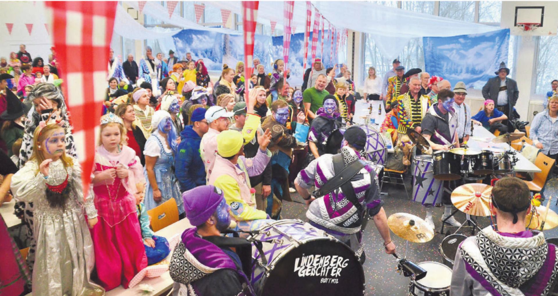 Nach dem Narrenmarsch wird gefeiert. Beim energiegeladenen Auftritt der Lindenberggeischter bleibt in der Turnhalle Buttwil kaum jemand sitzen. Bilder: Thomas Stöckli - Das Bild wird blockiert. – Möglicherweise durch einen aktiven Adblocker.