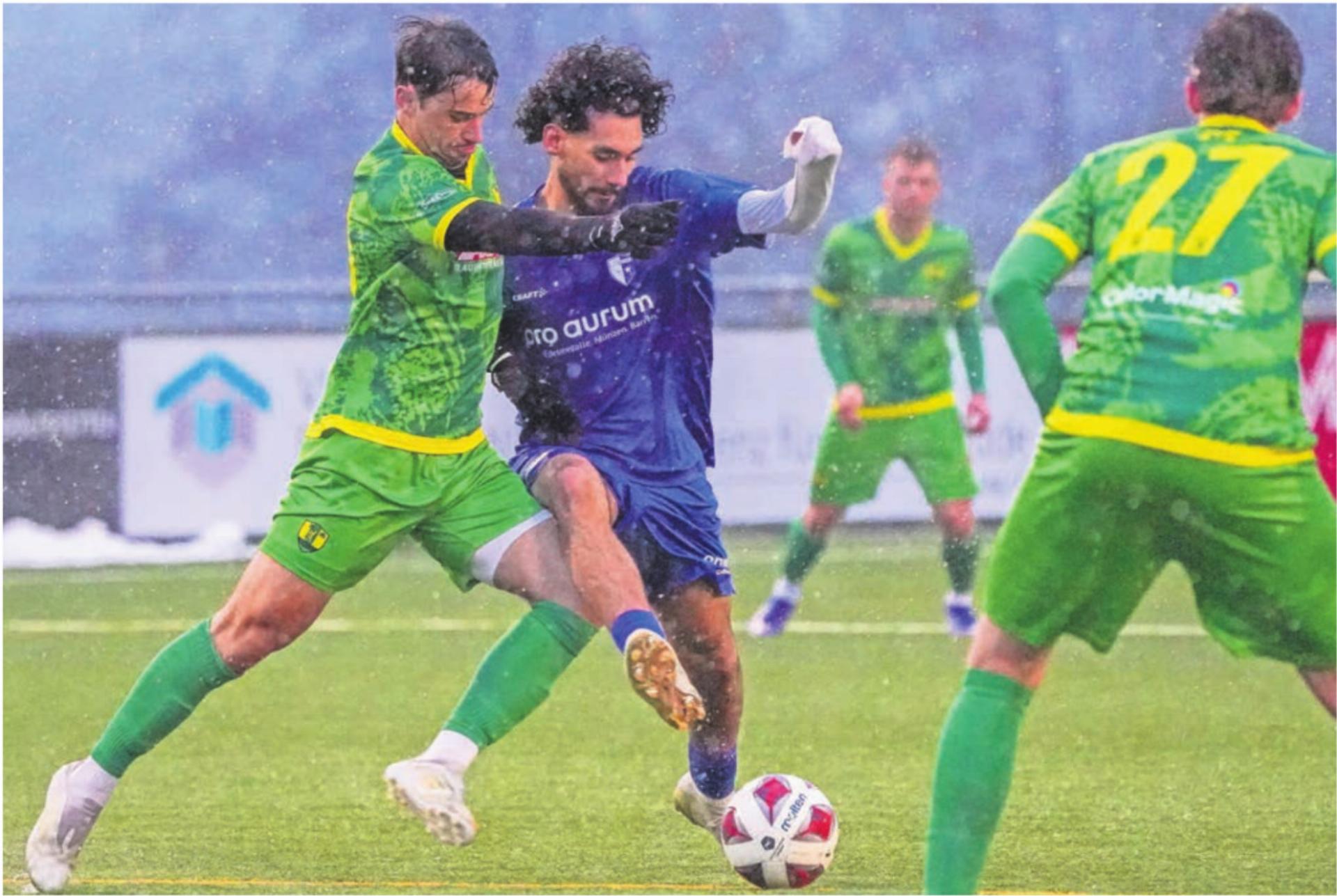 Gianluca Sforza (links) im Zweikampf mit Fabio Milazzo. Letzterer erzielte das erste von vier Toren für Wohlen U23. Bild: Andy Müller - Das Bild wird blockiert. – Möglicherweise durch einen aktiven Adblocker.