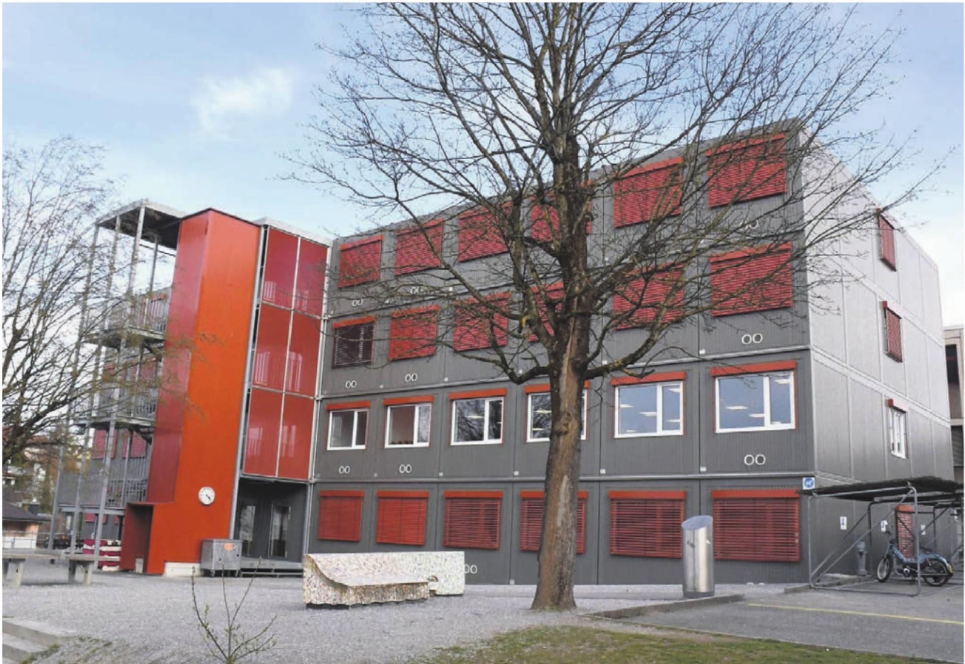 Noch bis im Sommer nutzt die Bezirksschule das Provisorium am Oberdorfweg. Danach soll es abgebaut und aufgeteilt werden – eine Hälfte ins Junkholz, die andere ins Bünmatt. Bilder: Daniel Marti - Das Bild wird blockiert. – Möglicherweise durch einen aktiven Adblocker.