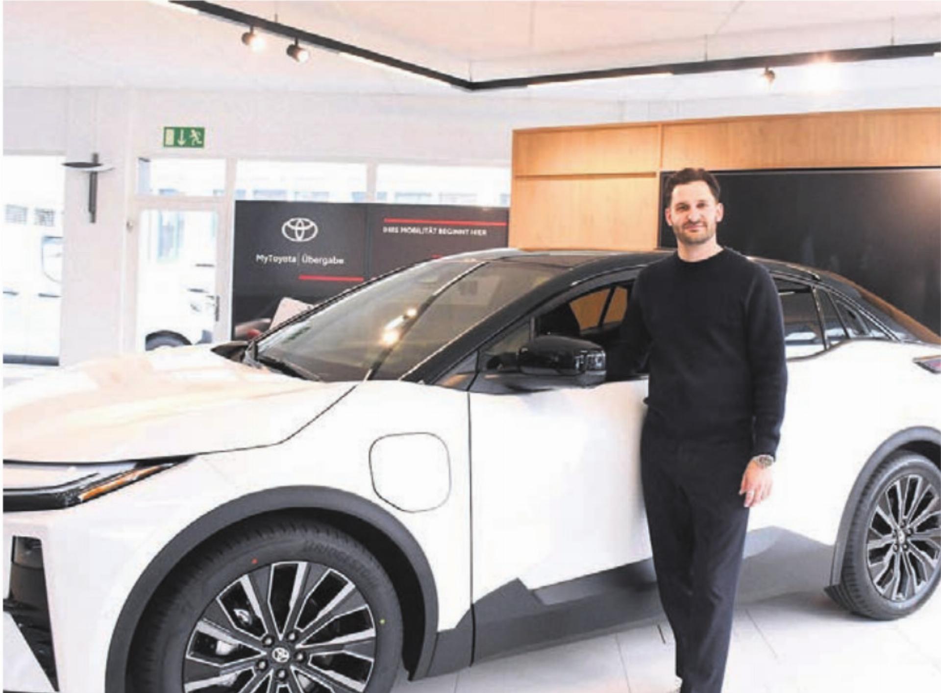 Geschäftsleiter Markus Dubler präsentiert den neuen Toyota bZ4X. Dies sei «die Faszination der vollelektrischen Mobilität», hält der Hersteller fest. Bild: dm - Das Bild wird blockiert. – Möglicherweise durch einen aktiven Adblocker.