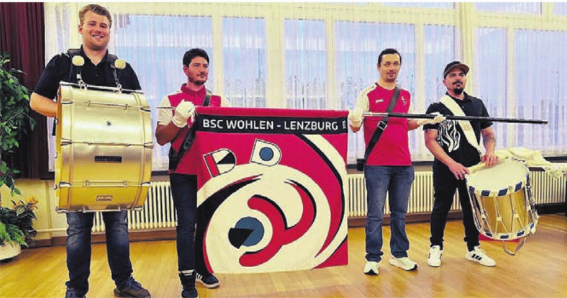 Die beiden Fähnriche präsentieren die neue Vereinsfahne. Bild: zg - Das Bild wird blockiert. – Möglicherweise durch einen aktiven Adblocker.