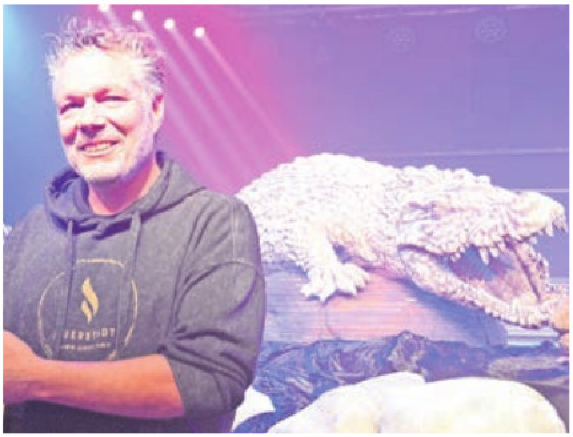 Der Künstler und sein Werk. Bild: ake - Das Bild wird blockiert. – Möglicherweise durch einen aktiven Adblocker.