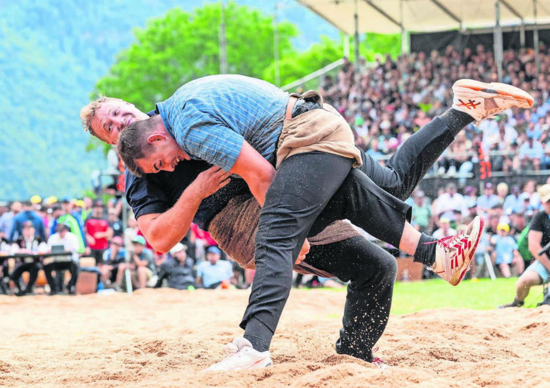 Andreas Döbeli (oben) bezwingt den unbequemen Teilverbandskranzer Marco Heiniger im sechsten Gang und sichert sich so den Kranzgewinn. 
Bild: Meyer-Stöckli