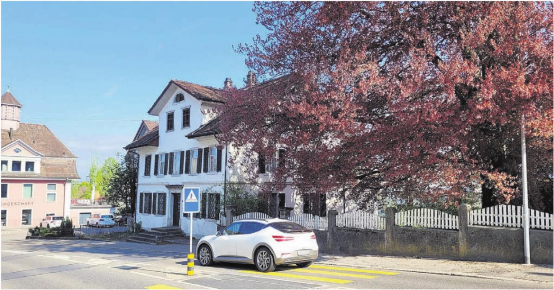 Die Besitzerin des «Wohnhauses Geissmann» direkt an der Bremgarterstrasse und der durch den blühenden Baum verborgenen Liegenschaft Bremgarterstrasse 9 ist verstorben. Wie geht es mit diesen geschützten Objekten jetzt weiter? Bild: chh - Das Bild wird blockiert. – Möglicherweise durch einen aktiven Adblocker.