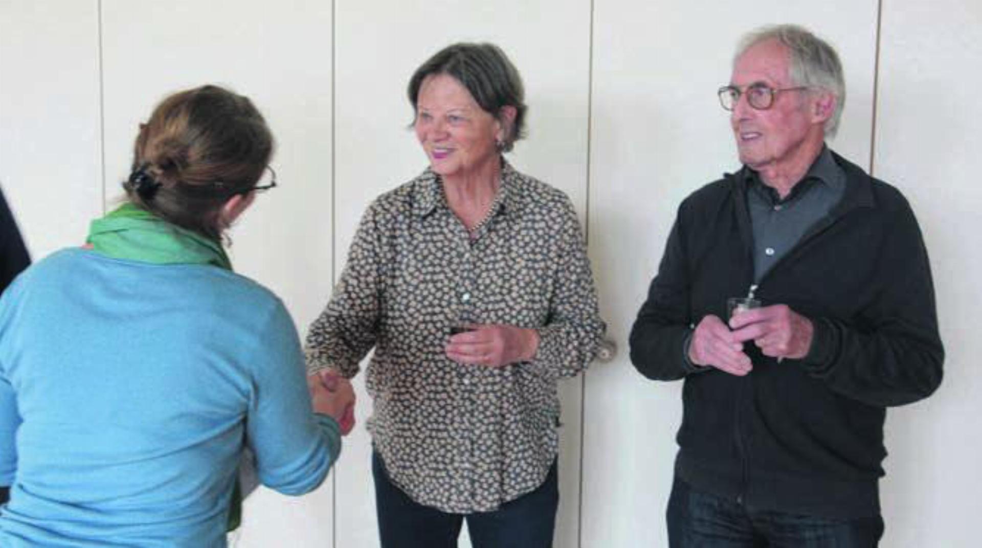 Sie haben für ihr Engagement für das Dorf grossen Dank verdient. Gemeinderätin Simone Diem überreicht Ariane und Heinz Deubelbeiss zur Eröffnung des Themenwegs ein kleines Präsent. Bild: chh