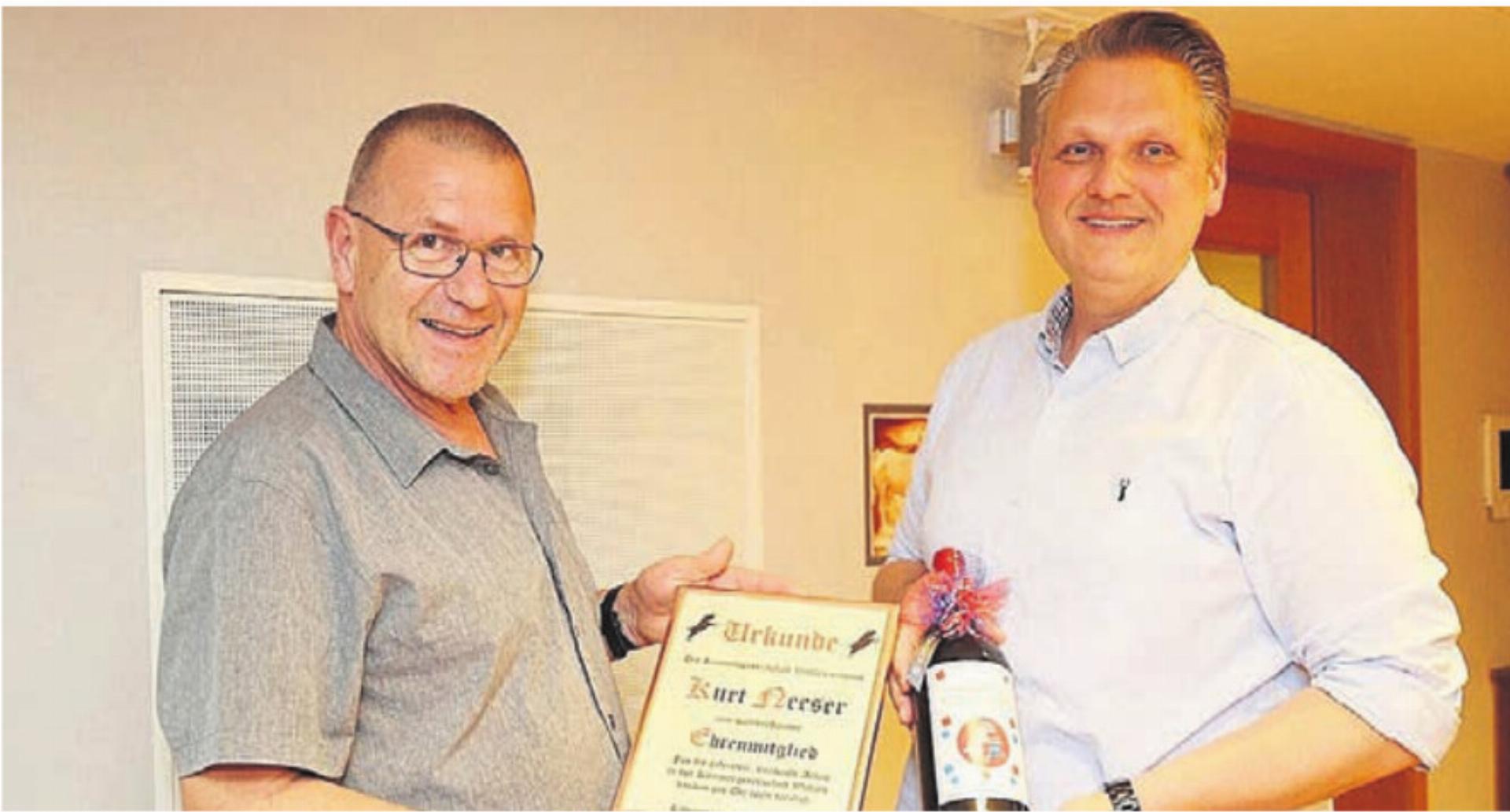 Präsident Marc Donat (rechts) ehrt das neue Ehrenmitglied Kurt «de Retter» Neeser (links).
Bild: zg - Das Bild wird blockiert. – Möglicherweise durch einen aktiven Adblocker.