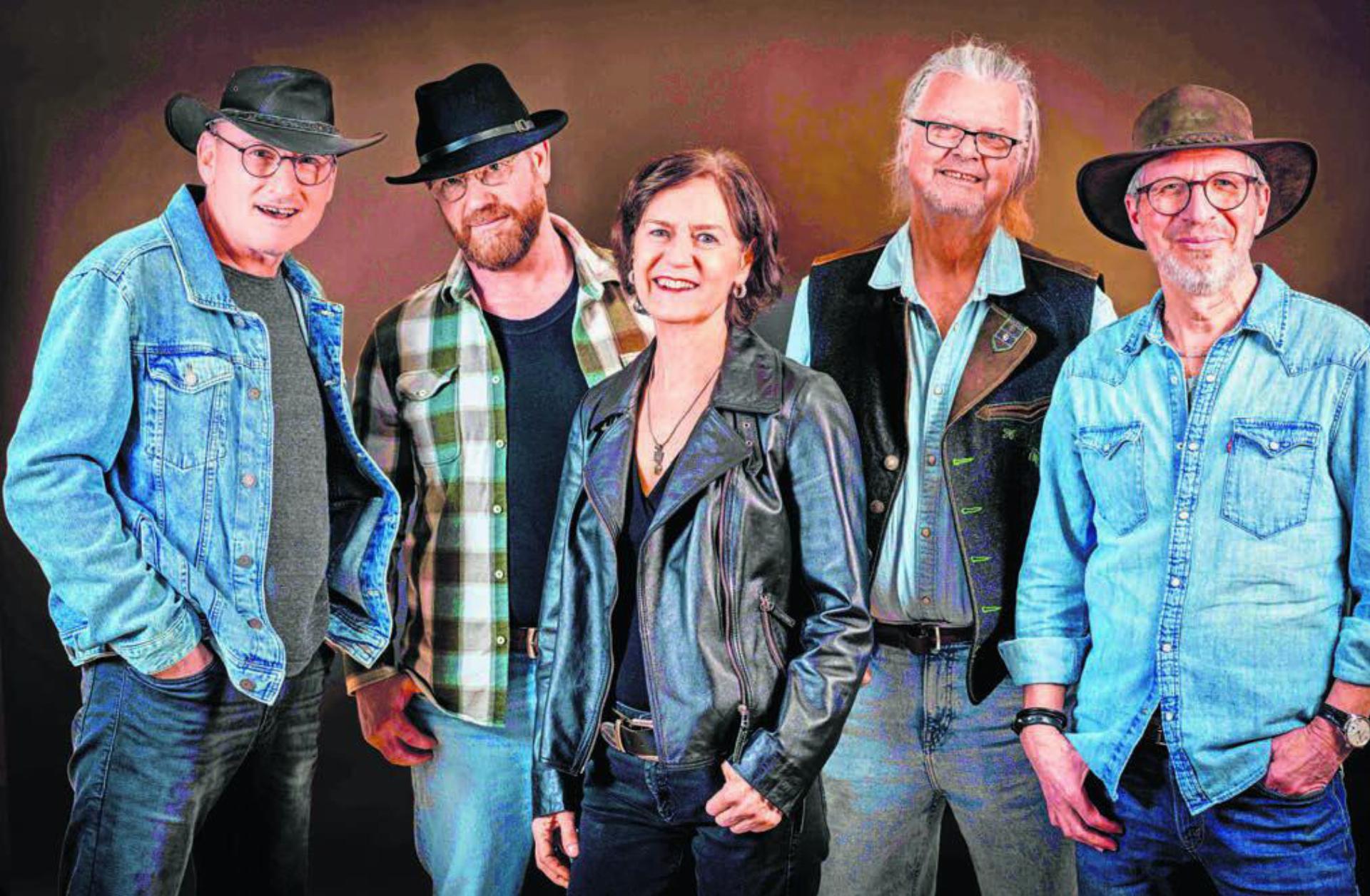 «Westwood» spielt an der neuen Country Rock Night beim «Sternen» (v. l.): Roger Rey, Jonas Bär, Brigitte Gehrig, Uele Baumgartner, Paul Fischer. Bild: zg