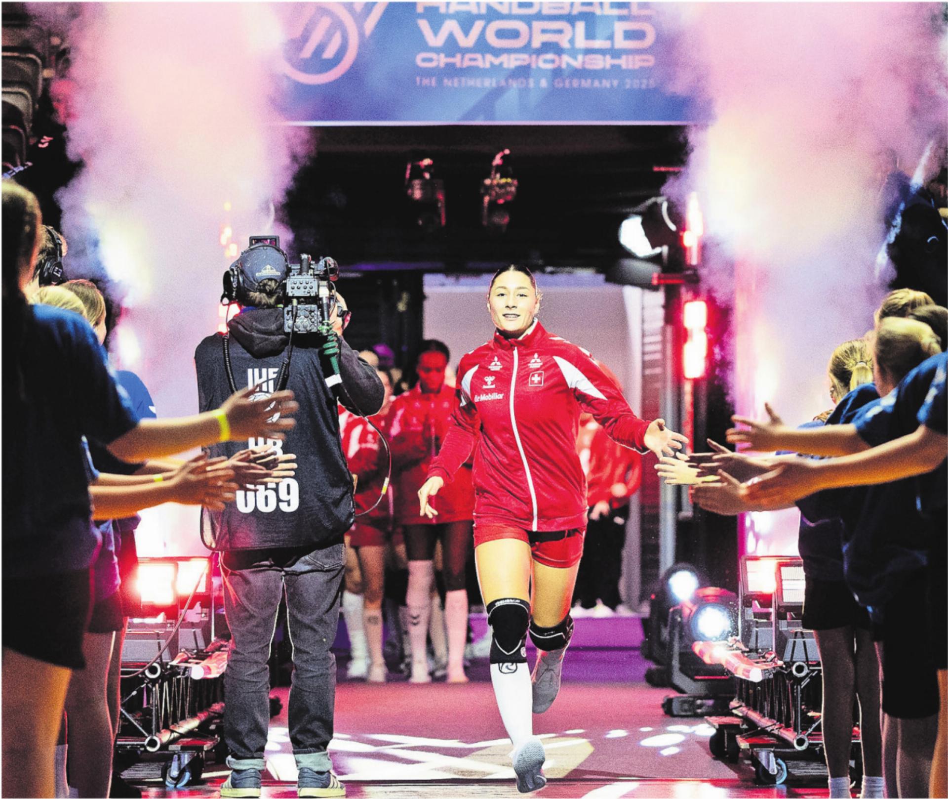 Auf der grössten Handball-Bühne: Daphne Gautschi beim Einlauf vor dem letzten WM-Spiel gegen Rumänien. 
Bild: Freshfocus - Das Bild wird blockiert. – Möglicherweise durch einen aktiven Adblocker.
