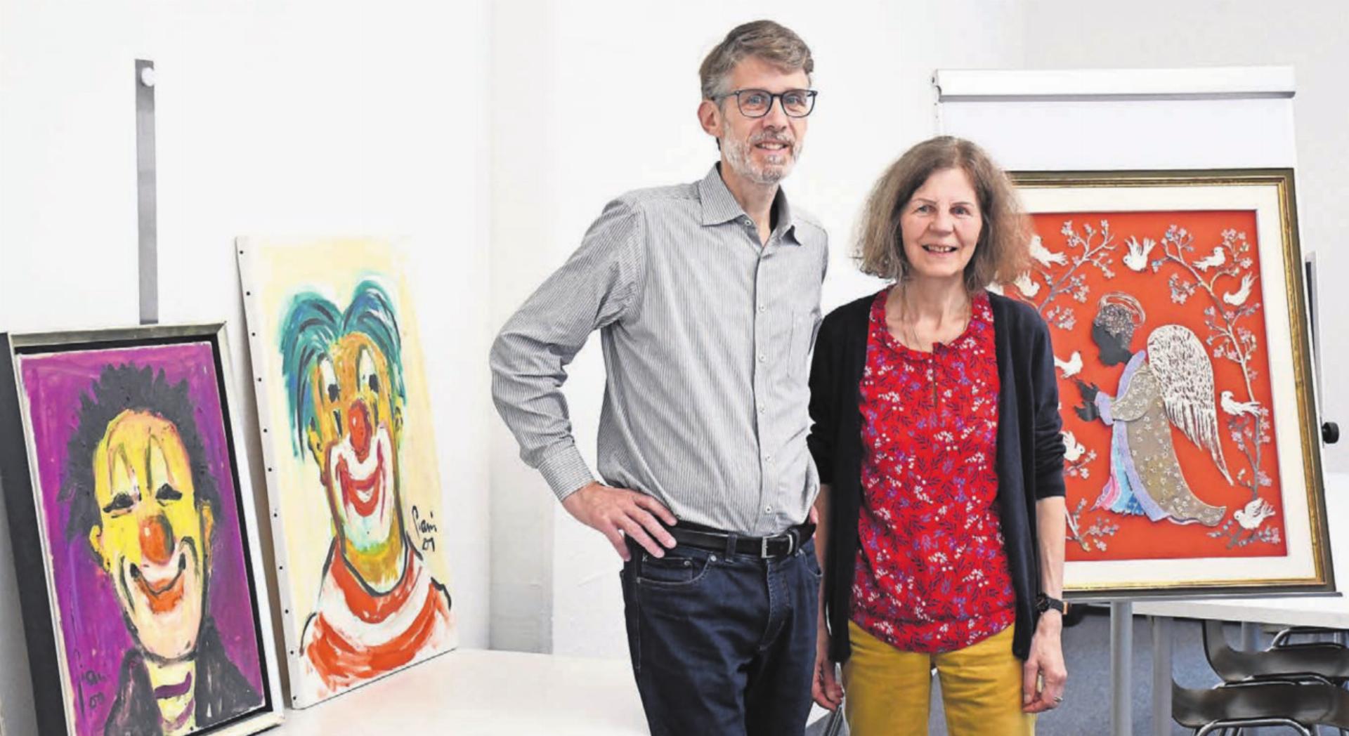 Das Co-Präsidium der Kunstkommission, Verena Schütz und Robert Keller, freut sich auf etliche Aktivitäten, vor allem auf die Ausstellung mit Clown-Bildern von Giani Castiglioni. Bild: Daniel Marti