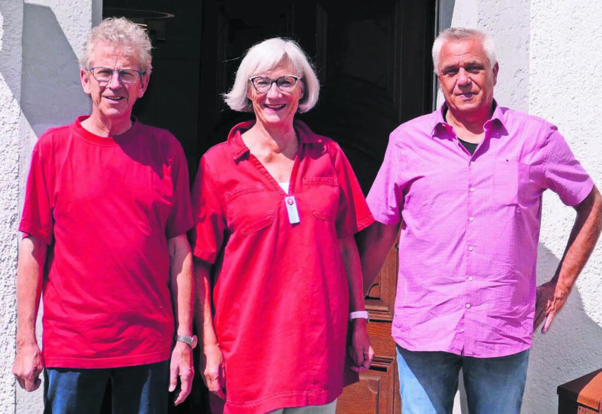 Sie bilden gemeinsam die IG Offenes Pfarreihaus in Hägglingen: Hans-Peter Stierli, Bea Geissmann und Markus Schmid (von links) vor dem Eingang zum Pfarreihaus, das so viele Begegnungen ermöglicht. Bild: Stefan Treier