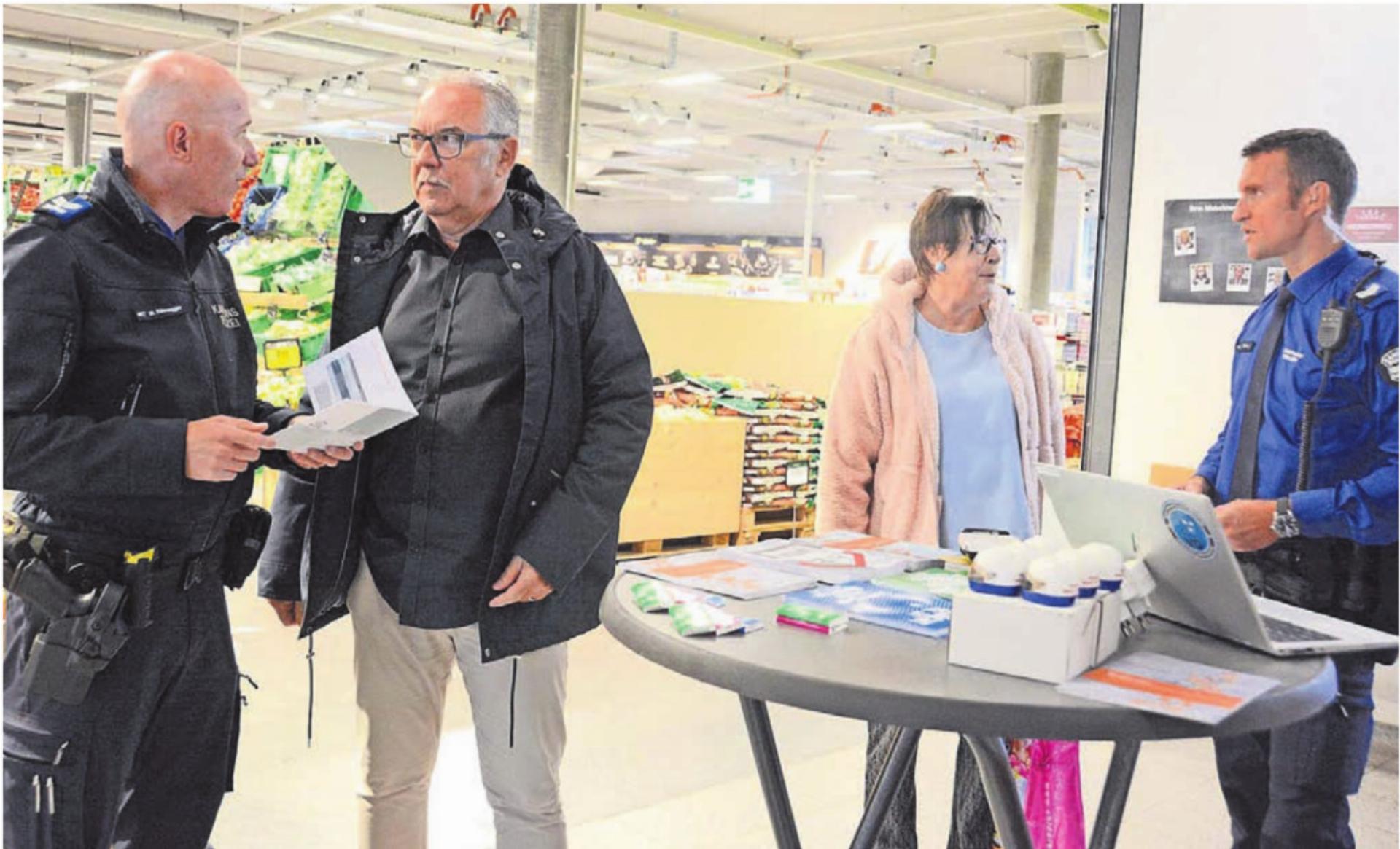 Marco Dössegger, Fachspezialist Prävention bei der Kantonspolizei (links), und sein Kollege, Wachtmeister Bernhard Hitz, informieren im Coop Meisterschwanden Passanten darüber, wie sie sich vor Einbrechern schützen können. Bild: Chregi Hansen - Das Bild wird blockiert. – Möglicherweise durch einen aktiven Adblocker.