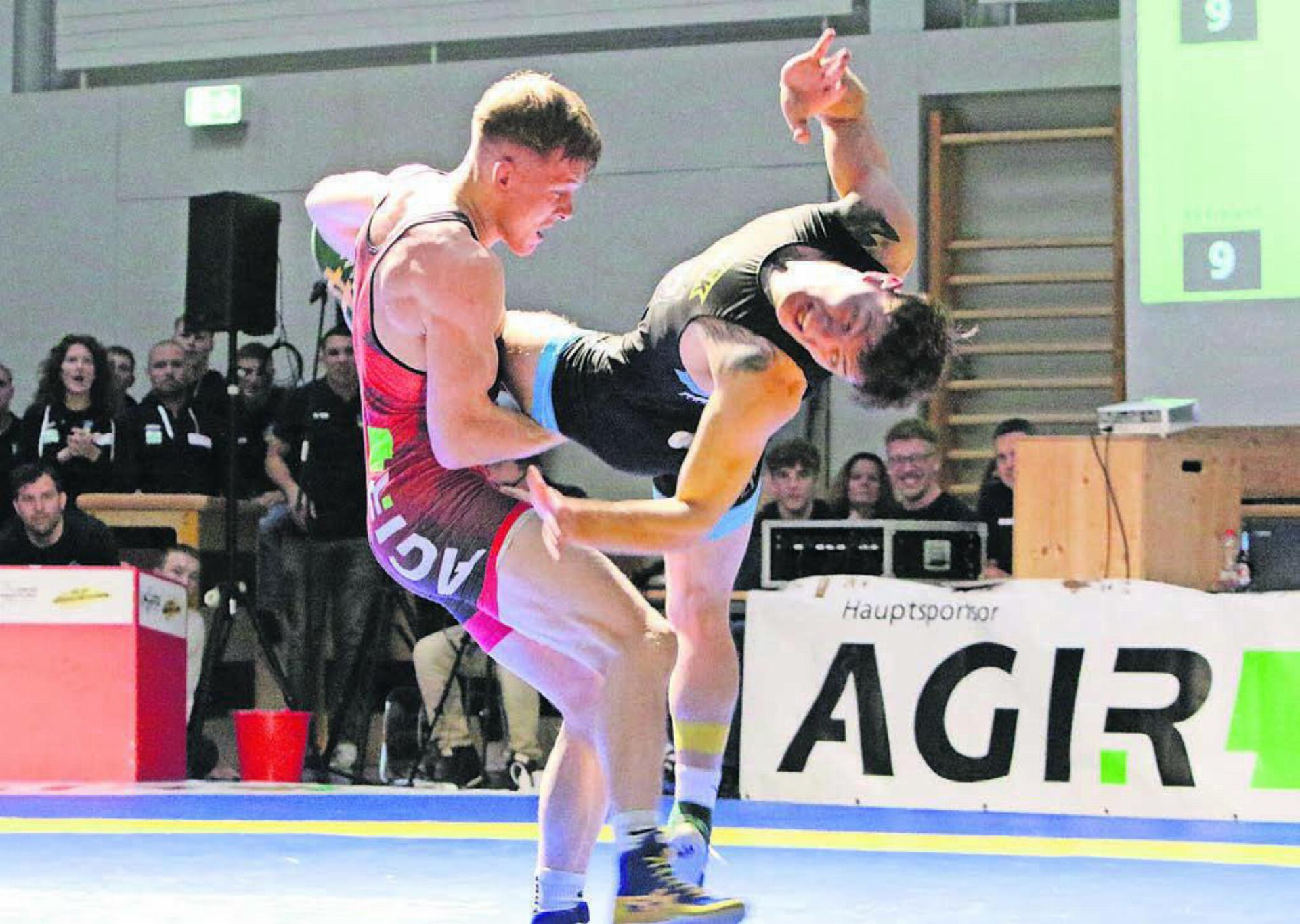 Nino Leutert (links) lässt Kriesserns Dominik Laritz fliegen. Es war eine von mehreren beeindruckenden Leistungen der Freiämter. Bilder: Josip Lasic - Das Bild wird blockiert. – Möglicherweise durch einen aktiven Adblocker.