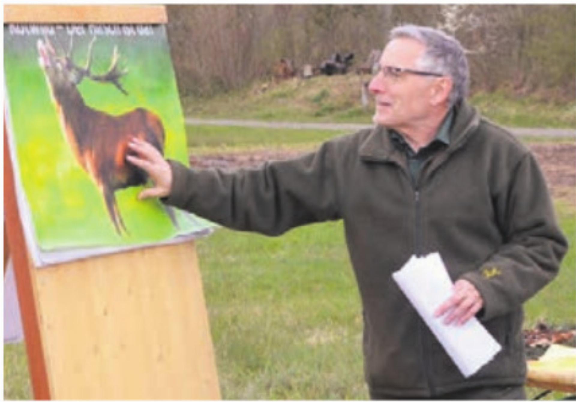 Adrian Seiler referiert über Rotwild. Bild: tst - Das Bild wird blockiert. – Möglicherweise durch einen aktiven Adblocker.