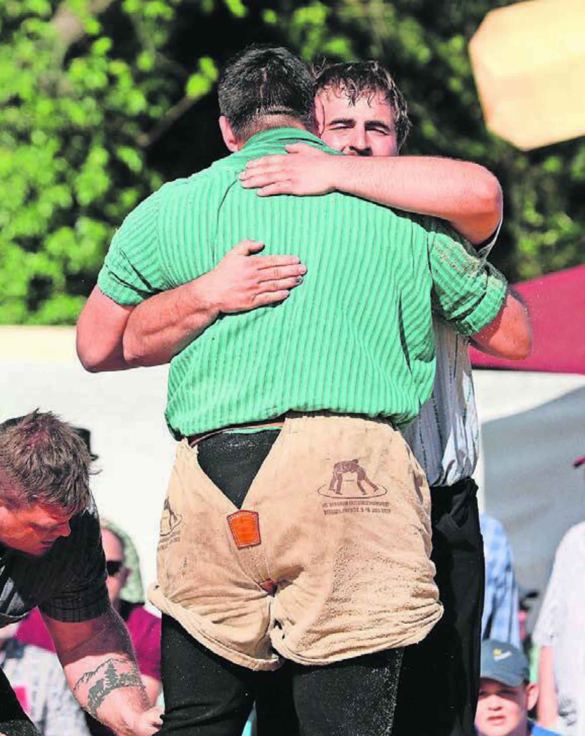 14. April: Guggibad-Schwinget. Zwei Freunde in einem besonderen Moment. Reto Leuthard hat sein letztes Schwingfest und umarmt Sieger Joel Strebel.