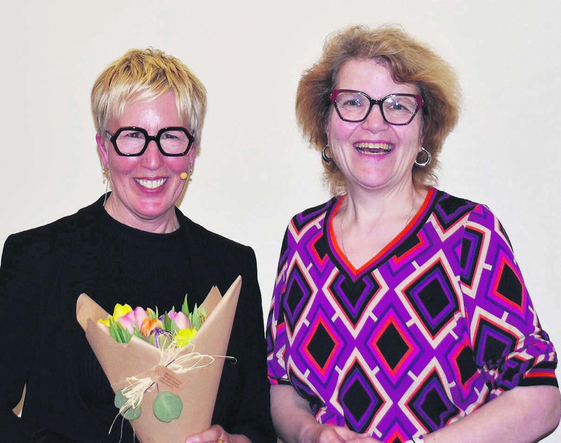 Referentin Carmen Frei (links) richtete ihren Blick auf verschiedene Aspekte des Alterns. Zum Dank gab es Blumen von Cécile Hanhart von der Gruppe Frauen unterwegs.