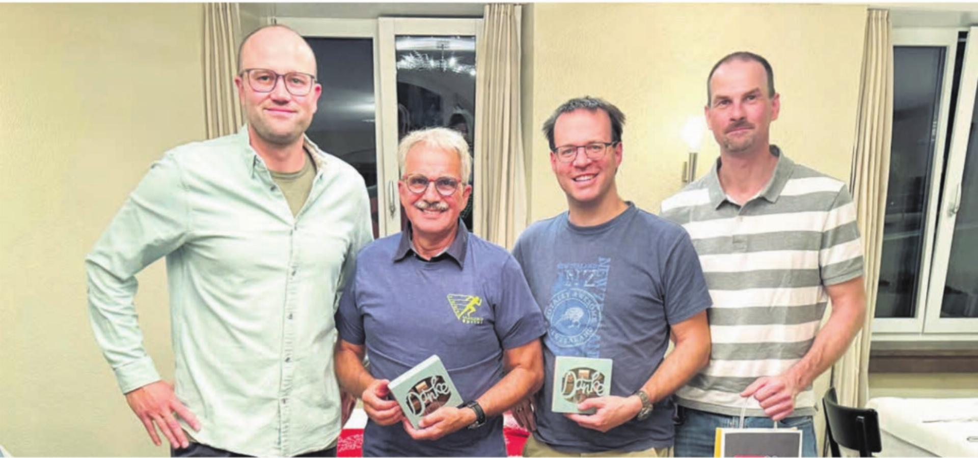 Ole Martin Rüegg (links) präsidiert neu das OK des Mutschälle-Sprints. René Näf (2. v. l.) gab dieses Amt ab. Auch Roman Jenni (3. v. l.) und Michel Grau sind künftig nicht mehr dabei. Bild: zg - Das Bild wird blockiert. – Möglicherweise durch einen aktiven Adblocker.