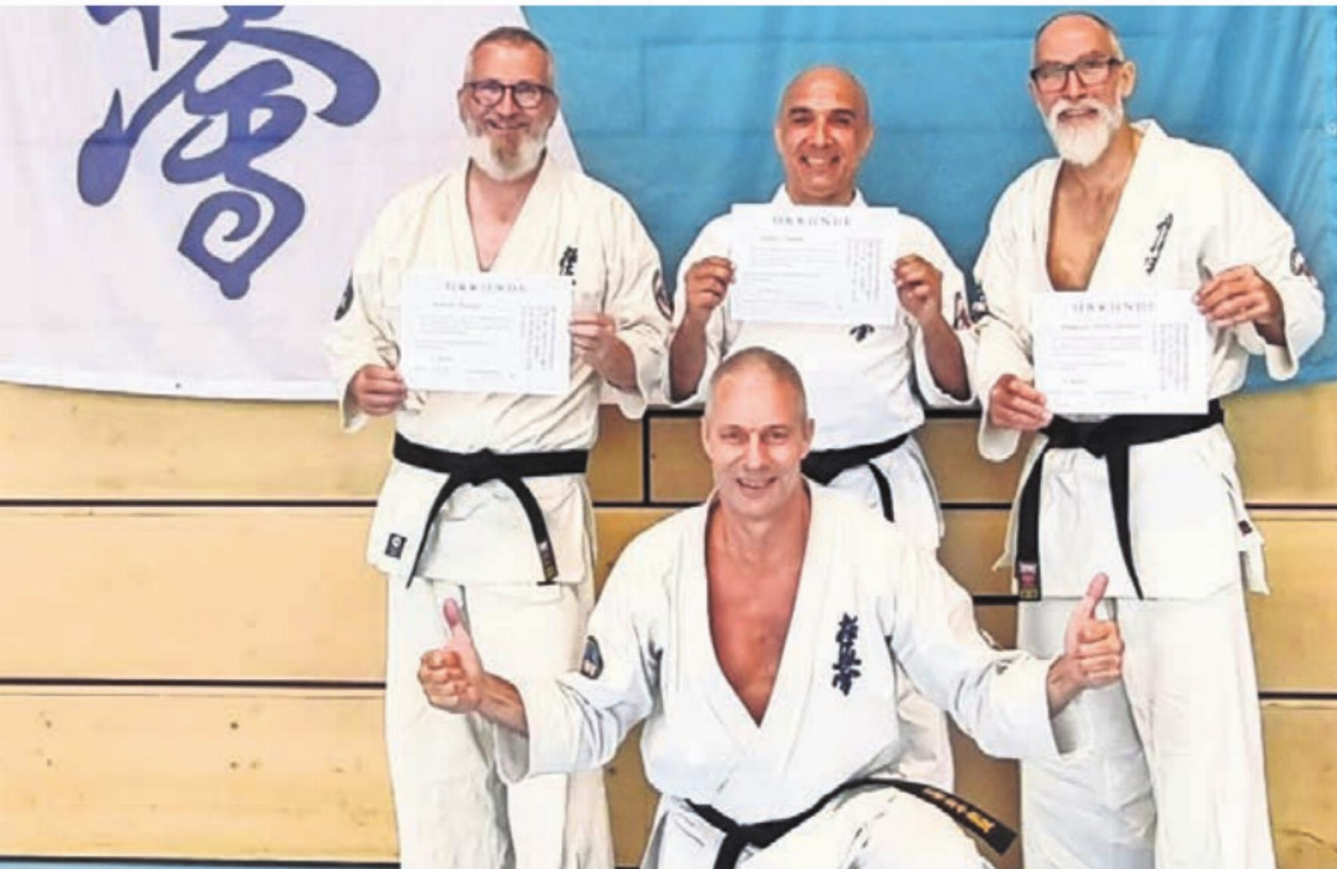 Freuen sich über die bestandene Prüfung (von links): Roland Konrad, Ciprian Tantu und Erich-Andreas Bürgisser gemeinsam mit Dojoleiter Raphael Gauch vom Karate-Club Wohlen (vorne). Bild: zg