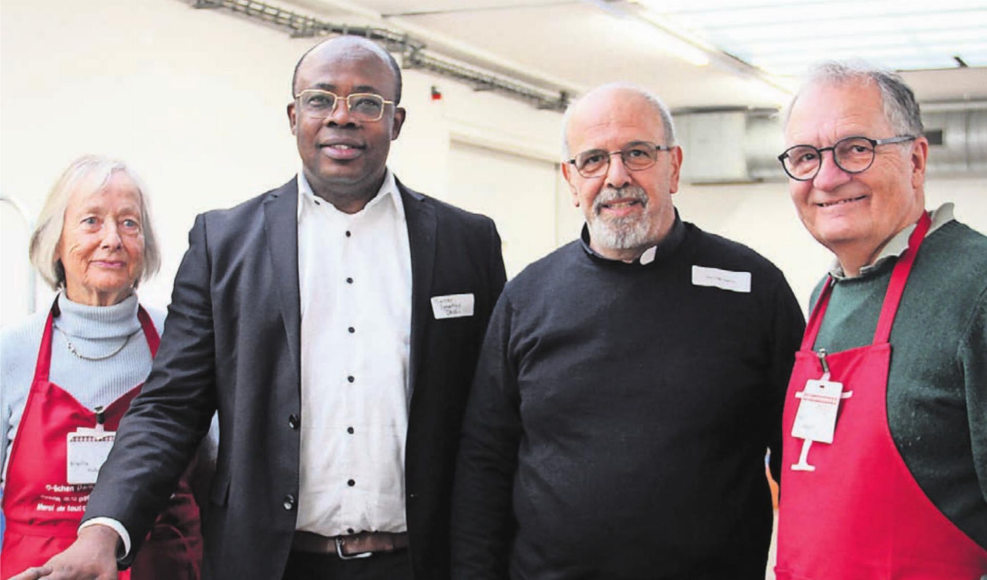 Setzen sich für die Menschen in der Region ein (von links): Leiterin Brigitta Hubeli, Pfarrer Ignatius Okoli, Don Luigi Talarico und Rolf Keusch, der ab dem neuen Jahr die Leitung der Abgabestelle übernimmt. Bilder: Monica Rast