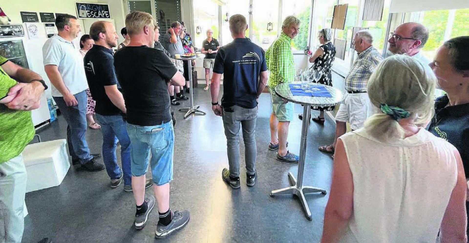 Käthi und Beat Stalder begrüssen die Mitglieder des Gewerbevereins. Bild: zg