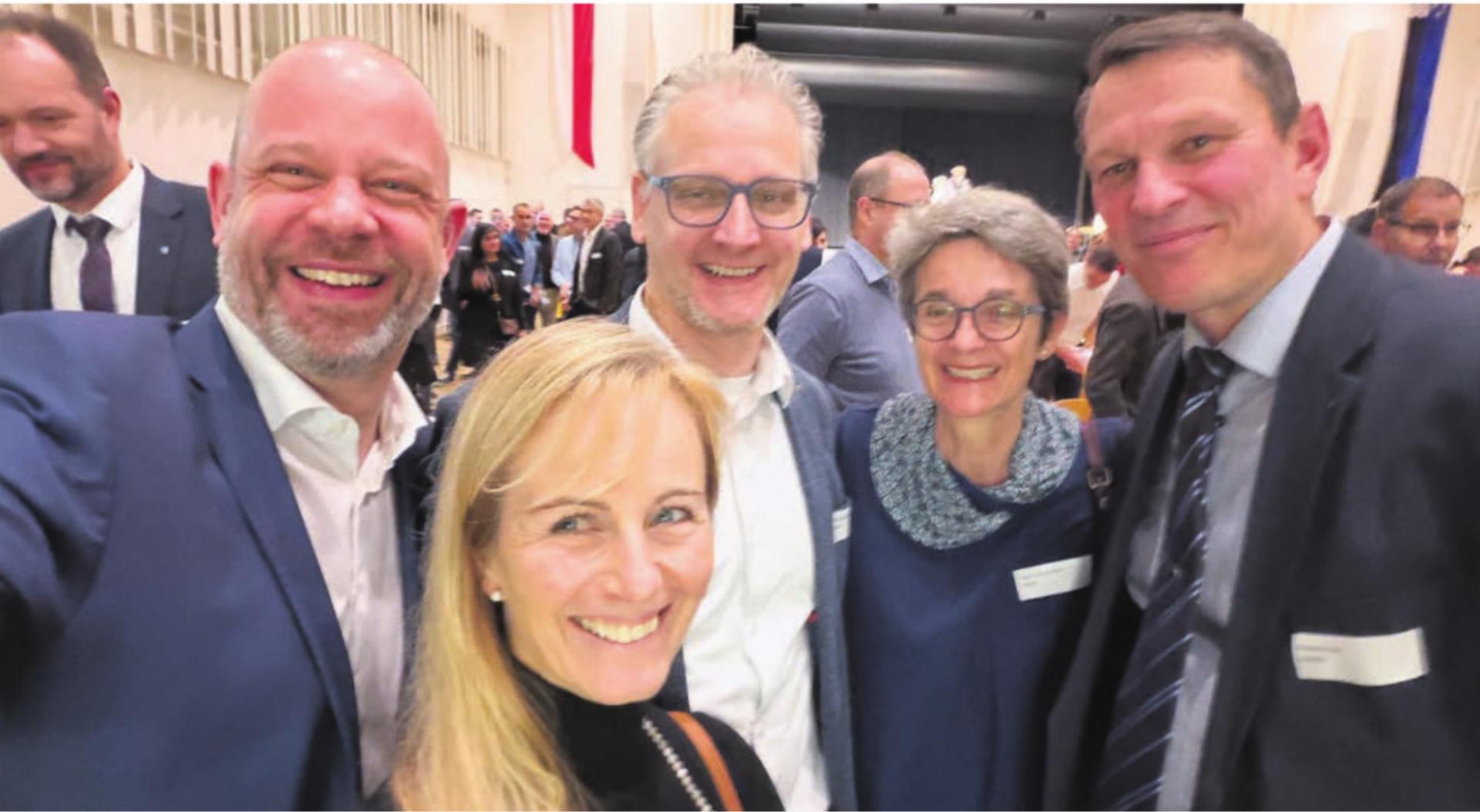 Vom historischen Moment ein Selfie gemacht (v. l.): Olivier Parvex, Sonja Isler-Rüttimann, Thomas Geissmann, Claudia Hauri und Roland Vogt. Bild: Olivier Parvex - Das Bild wird blockiert. – Möglicherweise durch einen aktiven Adblocker.