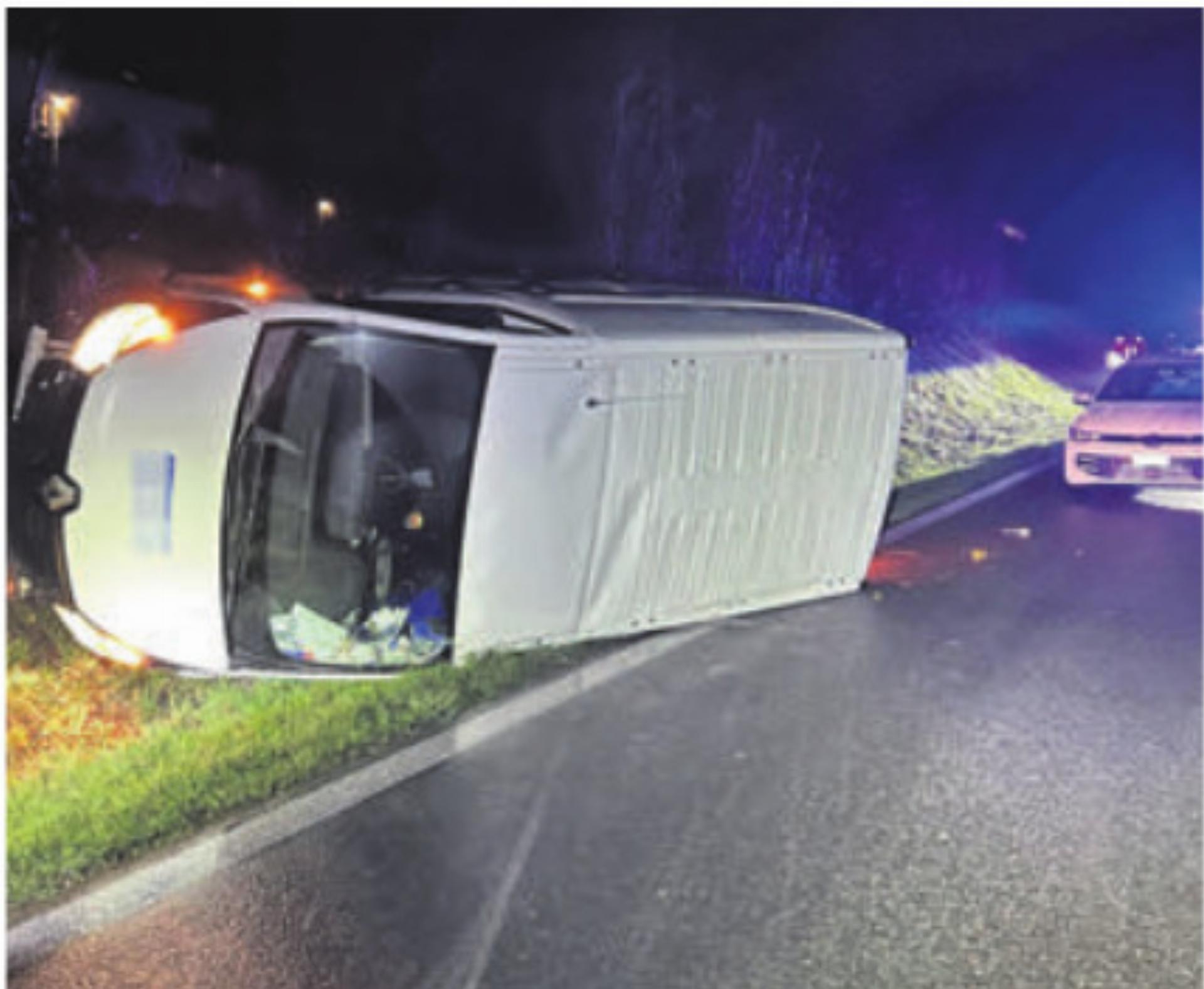 Das Auto des Unfallverursachers kippte auf einer Böschung zur Seite, der Fahrer blieb unverletzt. Bild: pz - Das Bild wird blockiert. – Möglicherweise durch einen aktiven Adblocker.