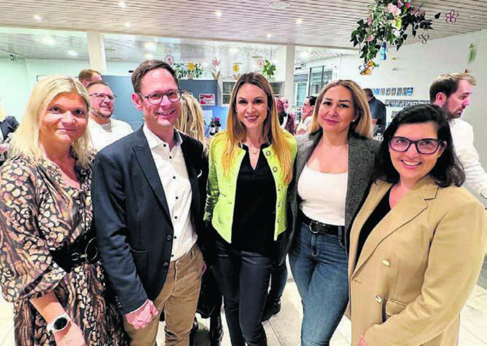 Allen Grund zur Freude: die beiden Grossräte Denise Strasser und Silvan Hilfiker, die neugewählten Vorstandsmitglieder Jenny Gerber und Aferdita Sokolaj sowie Präsidentin Susan Diethelm (von links). Bild: zg