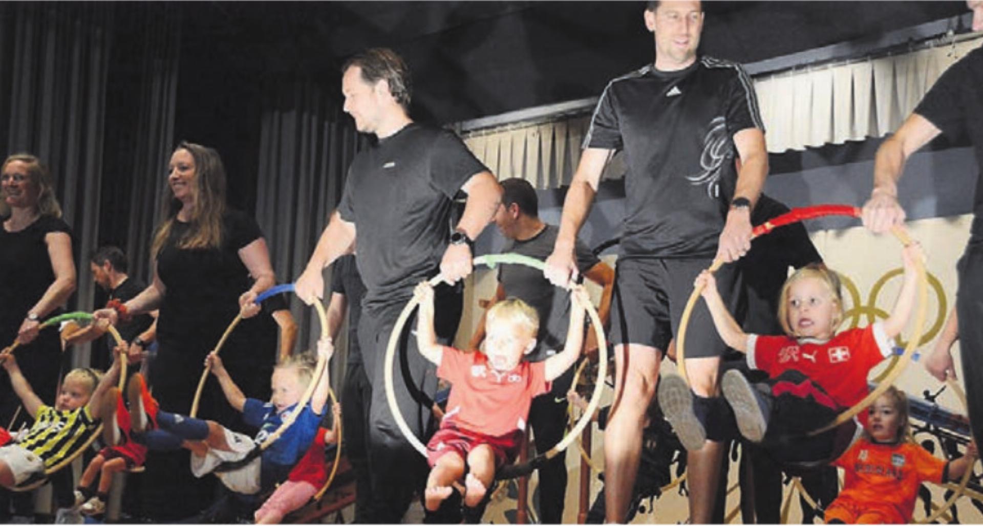 Die Kleinsten dürfen die Show eröffnen. Und beweisen, dass sich die olympischen Ringe bestens als Schaukeln nutzen lassen. - Das Bild wird blockiert. – Möglicherweise durch einen aktiven Adblocker.