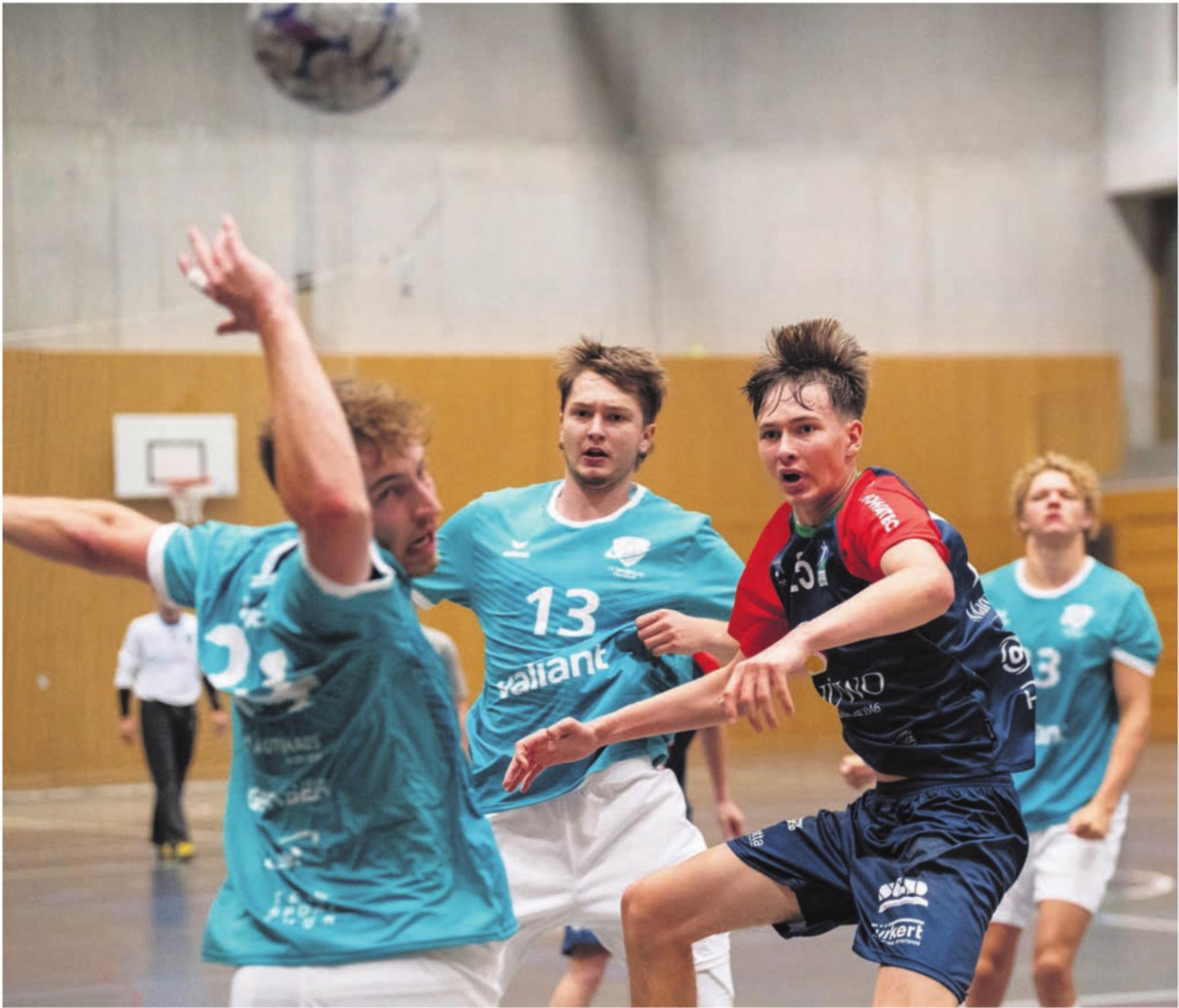 Fabian Rubi (dunkles Trikot) will mit der Freiämter Spielgemeinschaft den zweiten Sieg einfahren. Bild: sh - Das Bild wird blockiert. – Möglicherweise durch einen aktiven Adblocker.