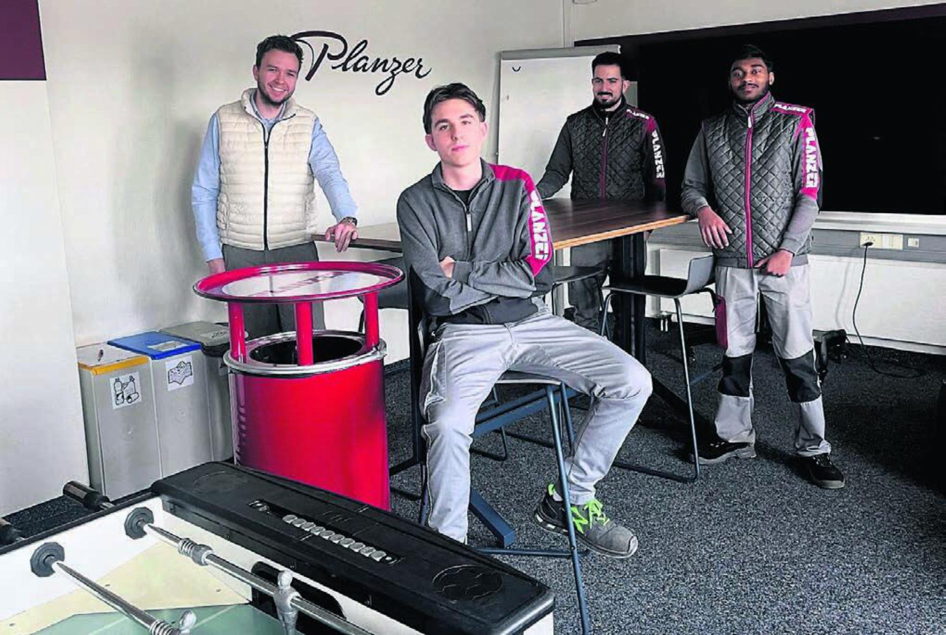 Moderne Technik fürs Lernen, aber auch für die Work-Life-Balance: Michael Haas, Giuseppe Cecere, Miguel Ferreira und Culian Siva (von links) präsentieren die neue Lounge für Auszubildende. Bilder: Britta Müller