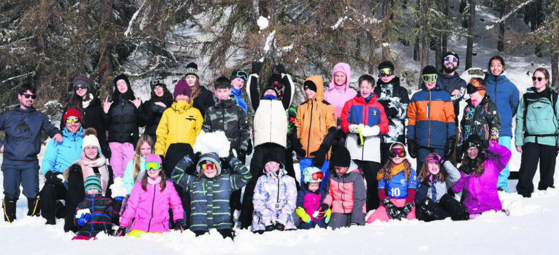Die Zeit im Schnee mit Spiel und Spass lässt die ganze Gruppe strahlen. Bild: zg