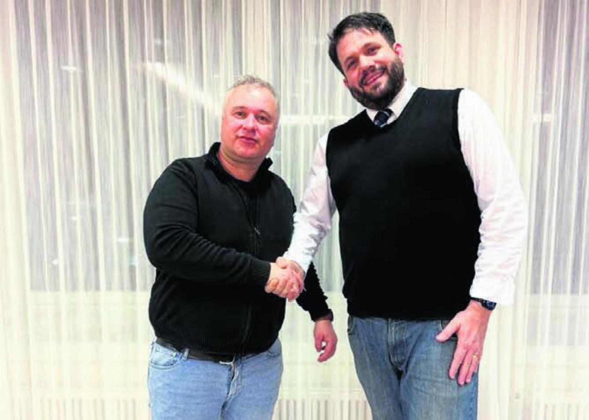 Der abtretende Präsident Matthias Moser (links) gratuliert seinem Nachfolger Claudio Müller zur Wahl. Bild: zg