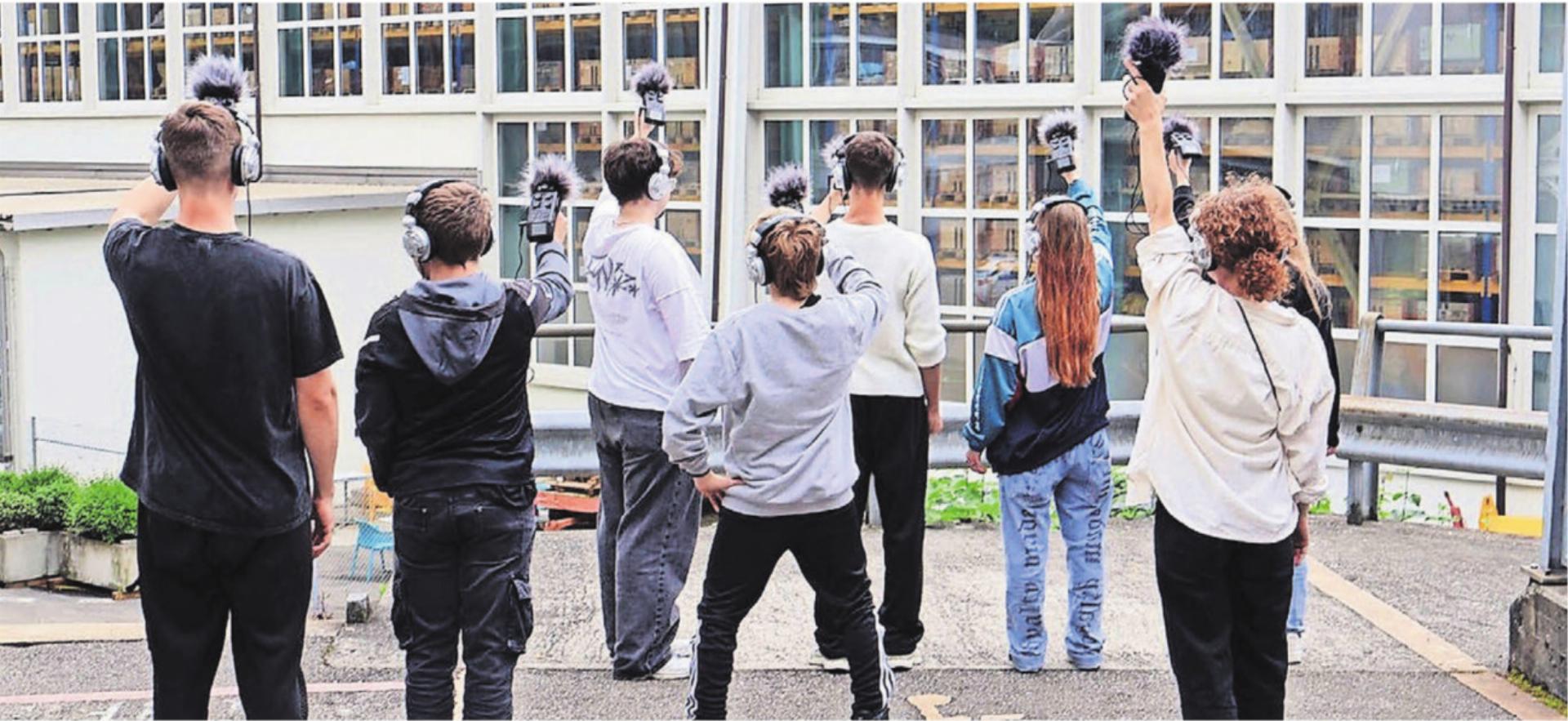 Im Rahmen des Prozessor-Projekts «Sound Gate» sammelten Schülerinnen und Schüler der Berufsfachschule Baden mit Aufnahmegeräten Geräusche aus ihrem Arbeitsalltag und verdichteten diese zu Klangkompositionen. Bild: Gerda Baumgartner - Das Bild wird blockiert. – Möglicherweise durch einen aktiven Adblocker.