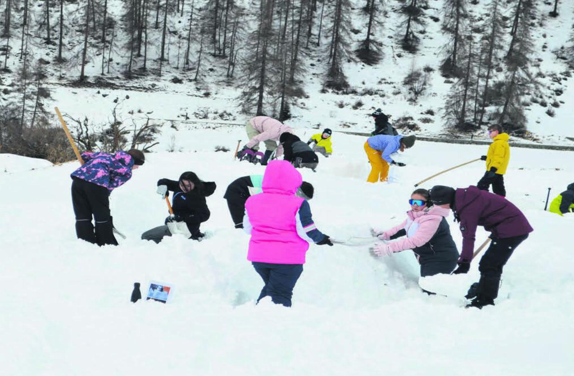 Fleissig wird an einem Iglu gebaut, in dem die Schülerinnen und Schüler übernachten können. Bild: zg