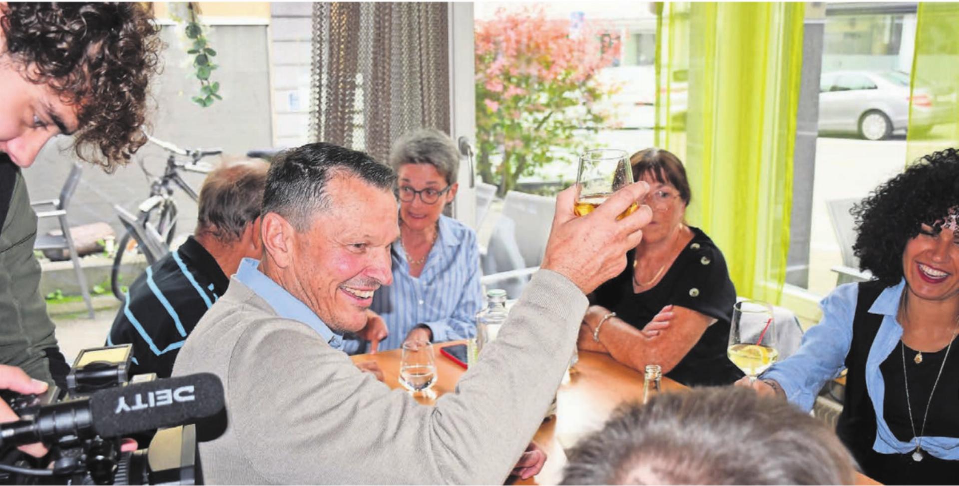 Plötzlich im Mittelpunkt von Kamera und Parteifreunden: Roland Vogt, der neue Wohler Gemeindeammann, prostet bei der Wahlfeier der SVP-Gefolgschaft zu. Bild: Daniel Marti - Das Bild wird blockiert. – Möglicherweise durch einen aktiven Adblocker.