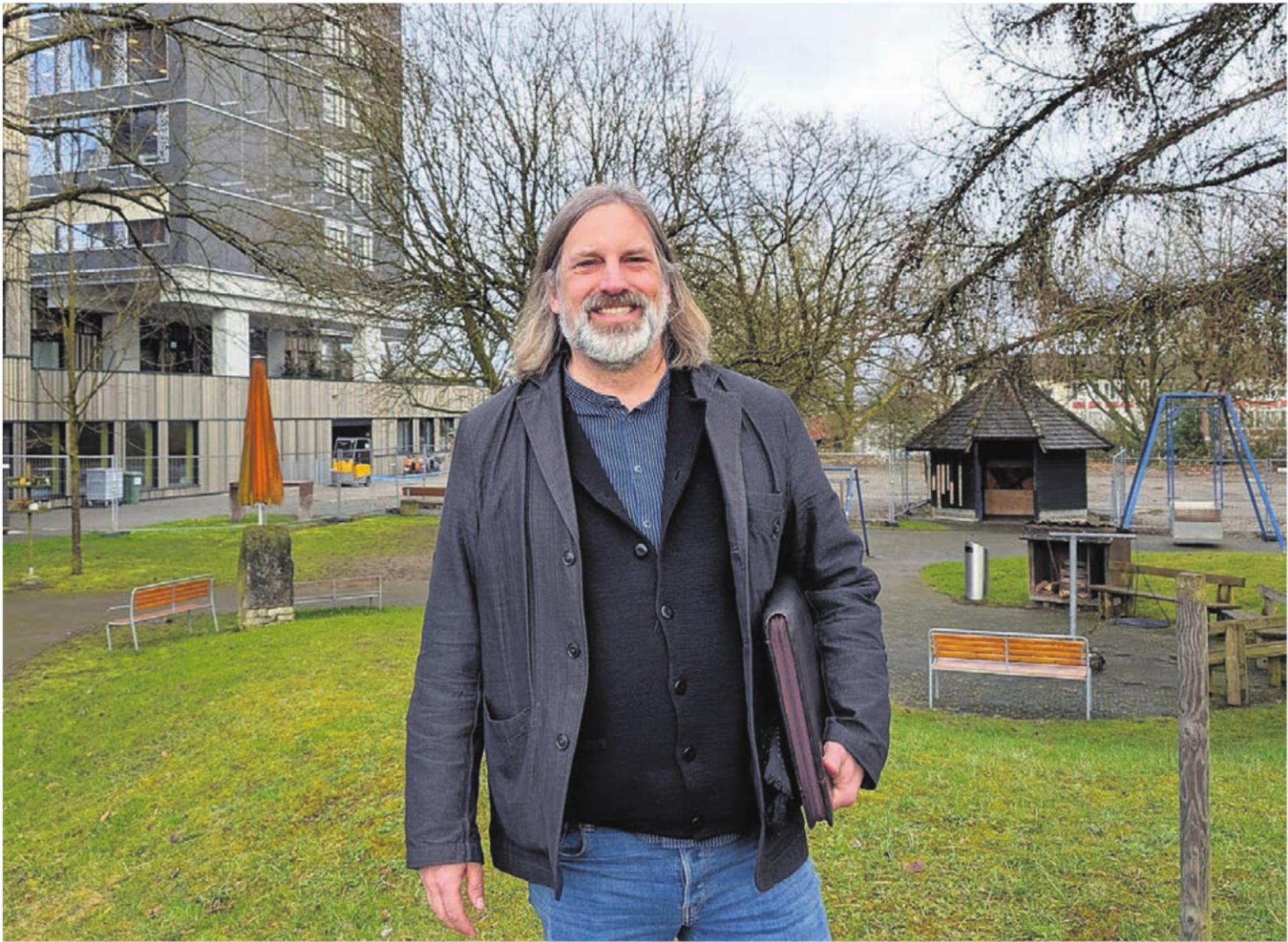 Marcel Heeg im Sinnesgarten. Für den pädagogischen Leiter der St. Josef-Stiftung ist er ein zentrales Puzzlestück im Alltag, der bei den Klienten für Abwechslung und Freude sorgt. Das Projekt ist ihm daher auch ein Herzensanliegen. Bilder: Marco Huwyler - Das Bild wird blockiert. – Möglicherweise durch einen aktiven Adblocker.